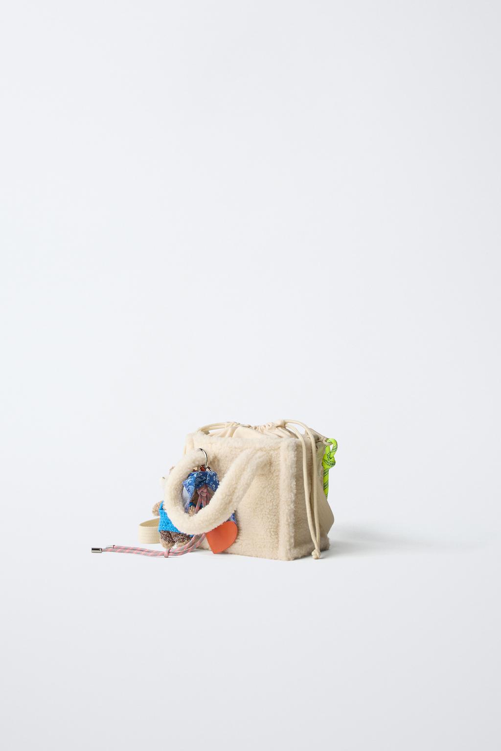 Сумка через плечо с искусственным мехом и подвеской