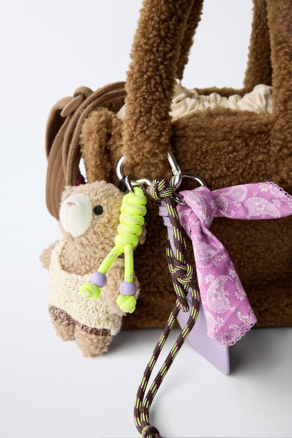 Сумка через плечо с искусственным мехом и подвесками