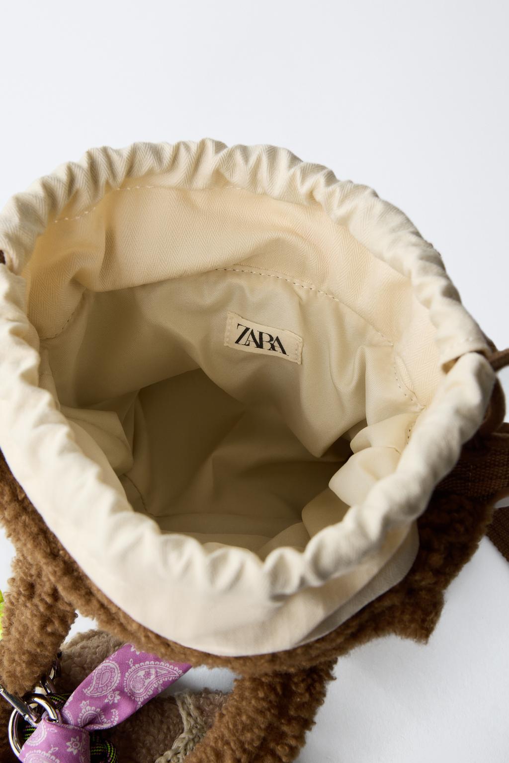 Сумка через плечо с искусственным мехом и подвесками