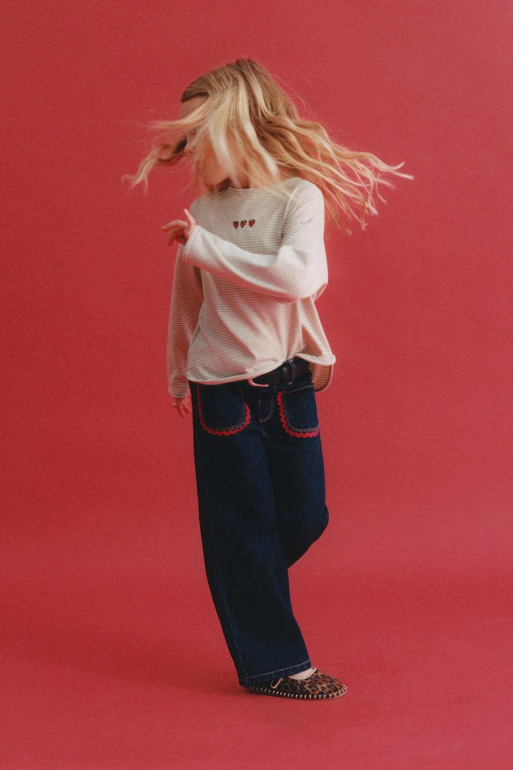 ФУТБОЛКА В ПОЛОСКУ С ВЫШИТЫМИ СЕРДЦАМИ