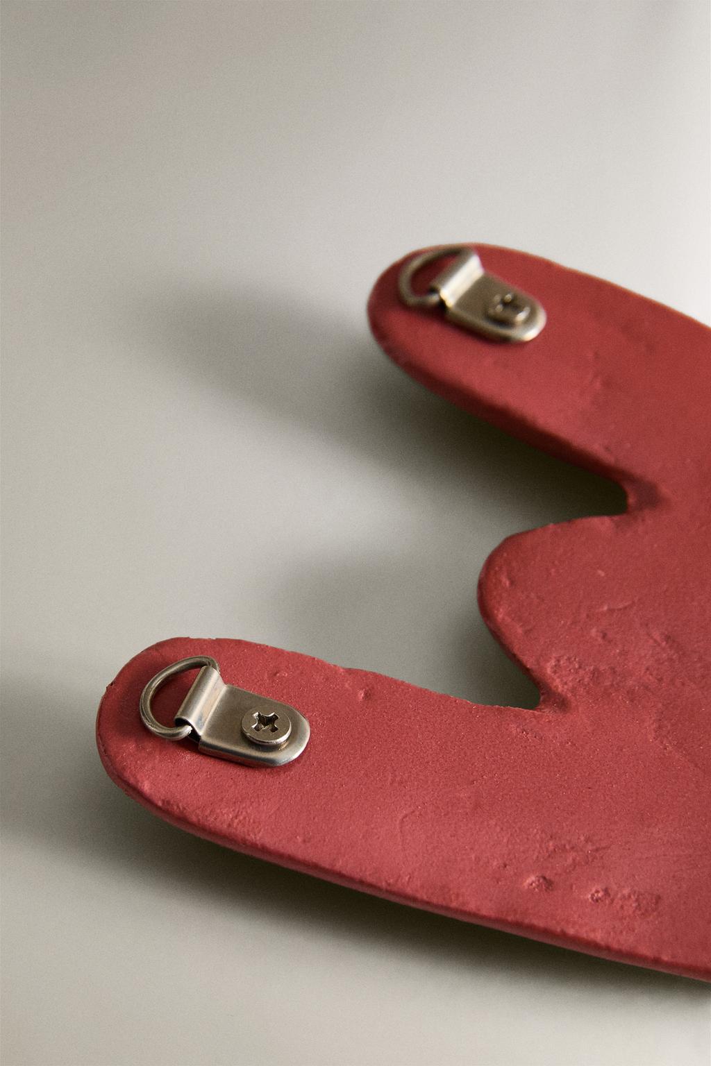 Декоративная стена в форме буквы