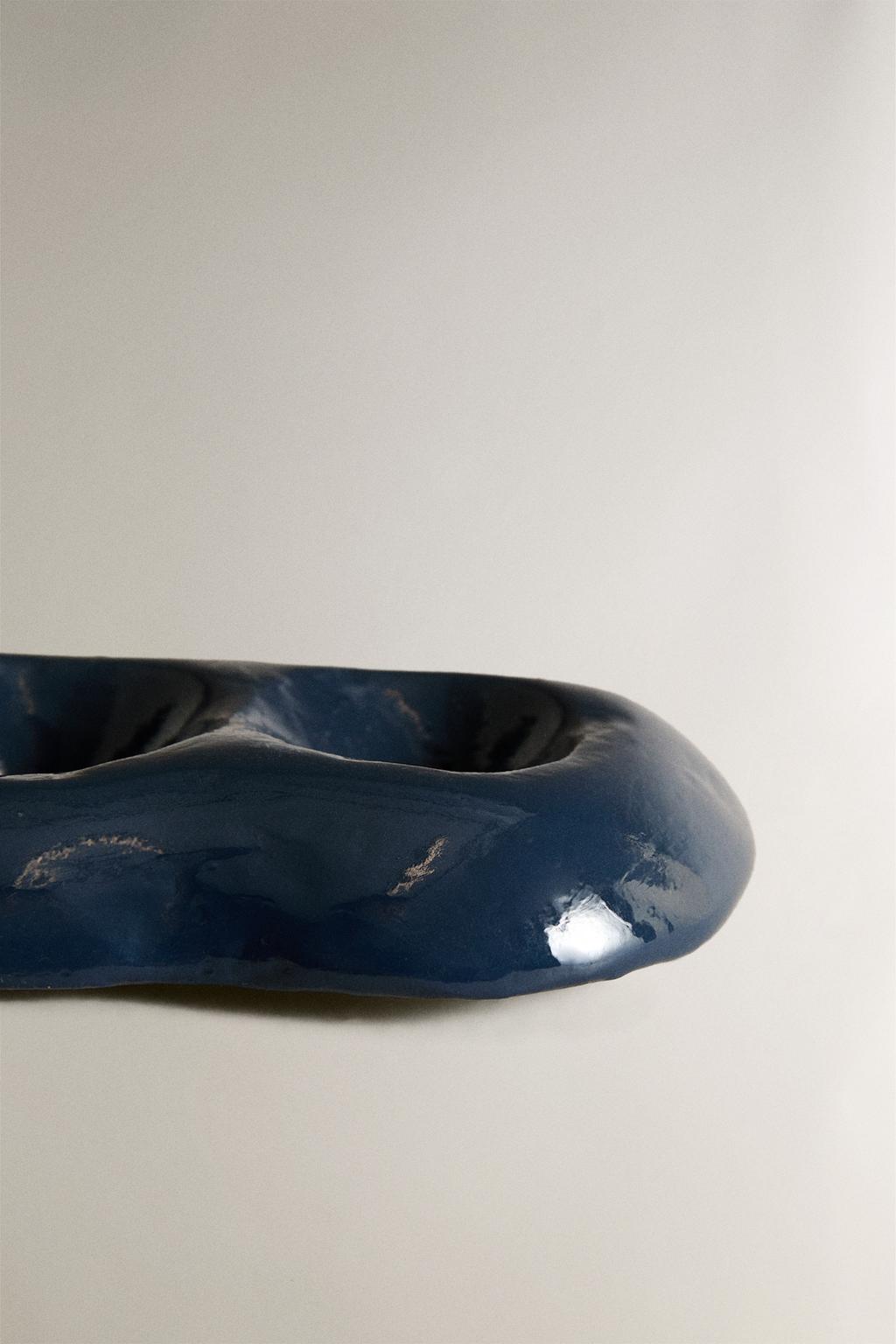 Декоративная стена в виде буквы