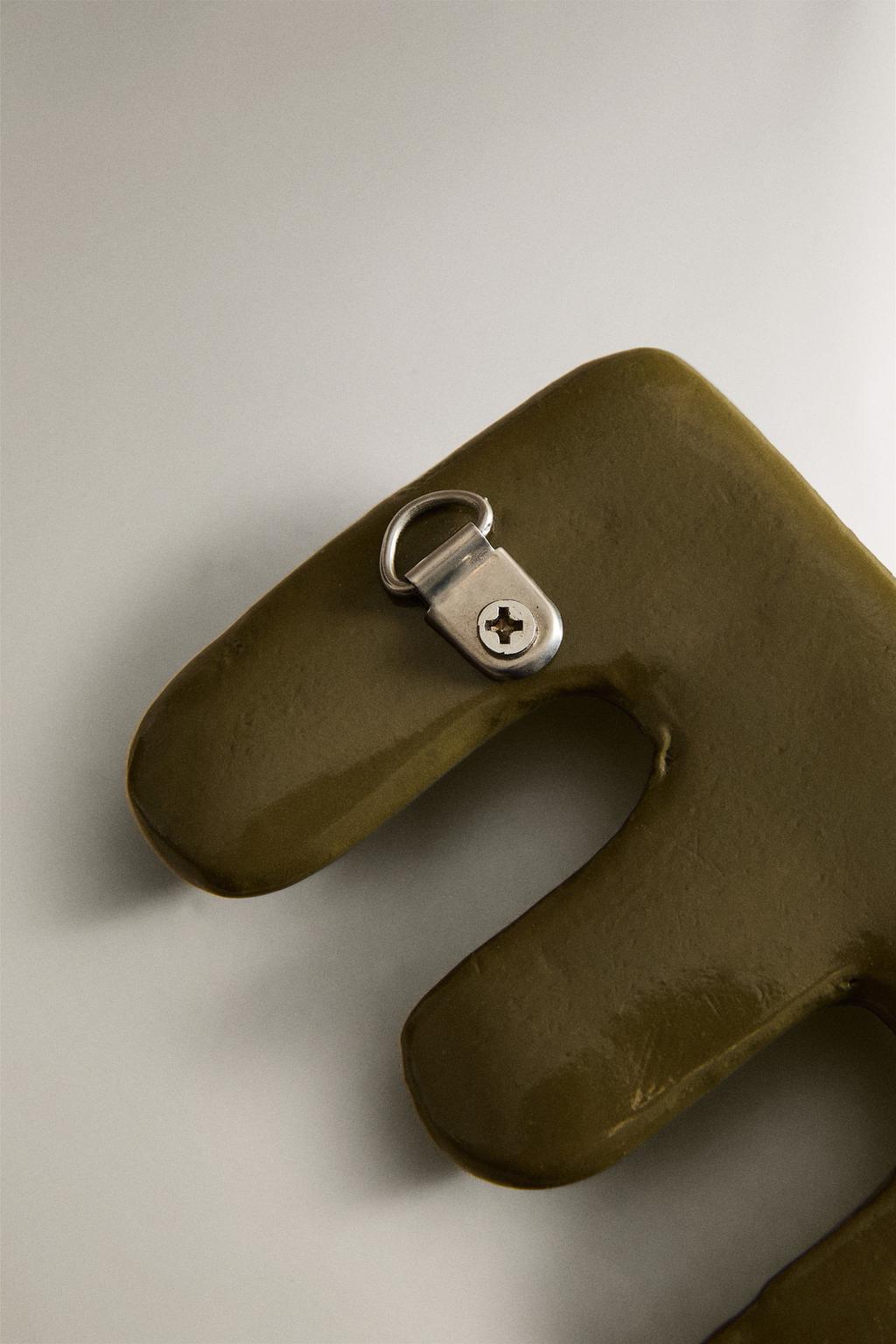 Декоративная стена в виде буквы