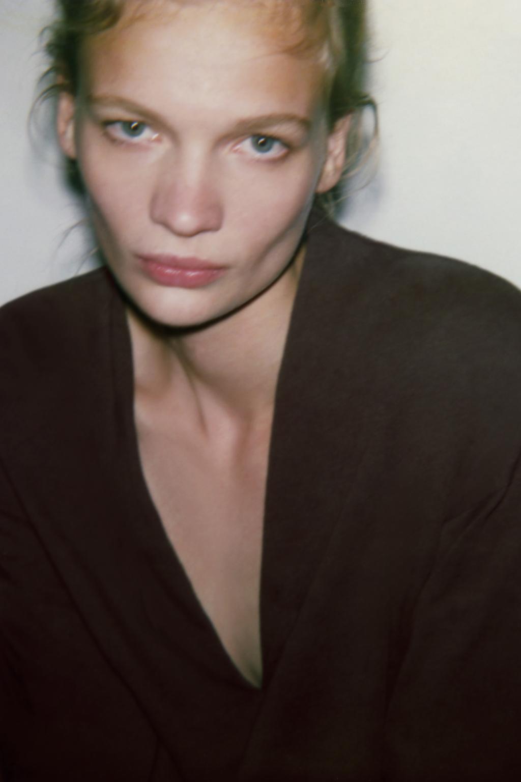 ФУТБОЛКА В СТИЛЕ РУСТИК С V-ОБРАЗНЫМ ВЫРЕЗОМ