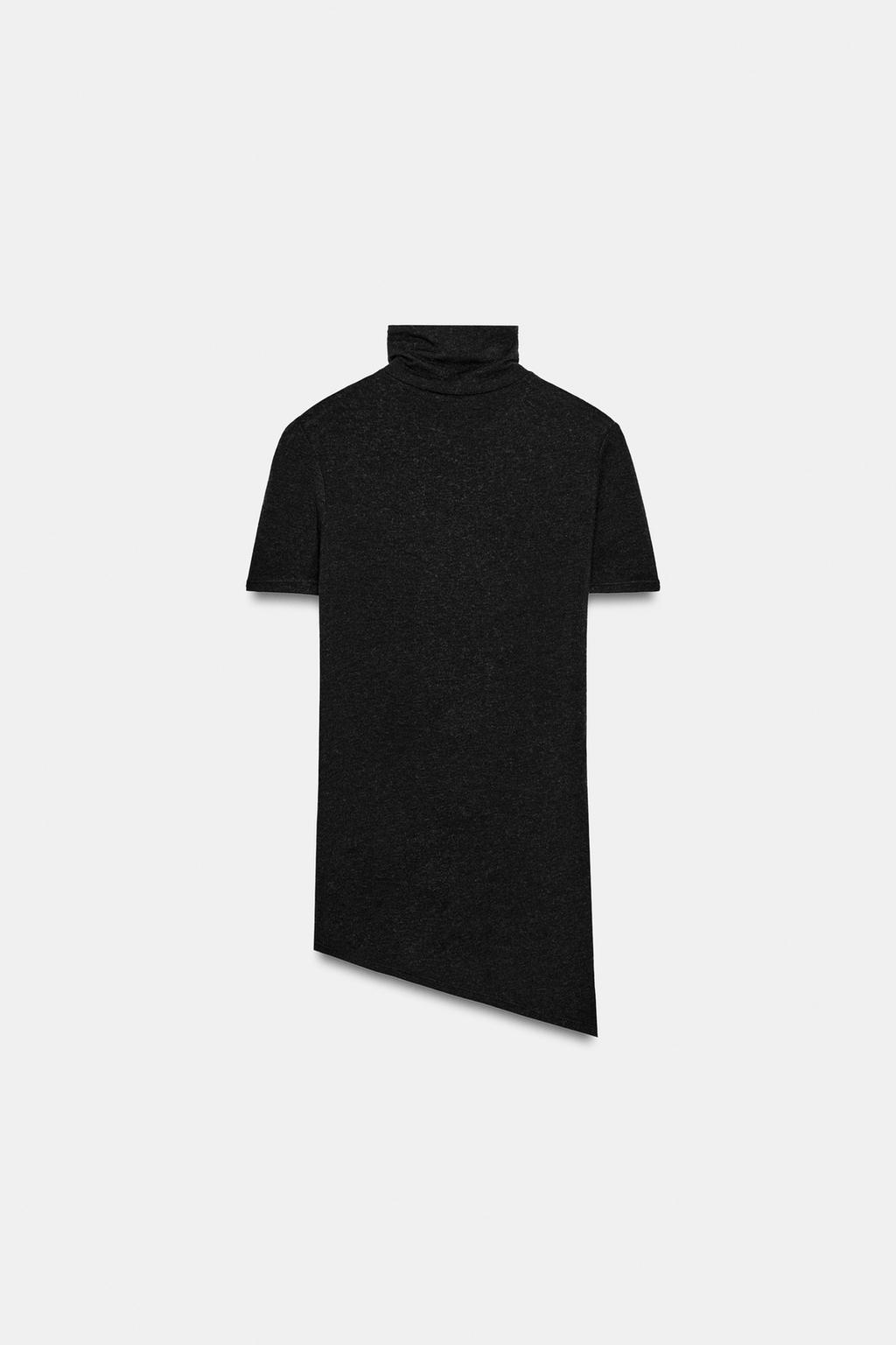 ФУТБОЛКА С АСИММЕТРИЧНЫМ ВЫСОКИМ ВОРОТНИКОМ