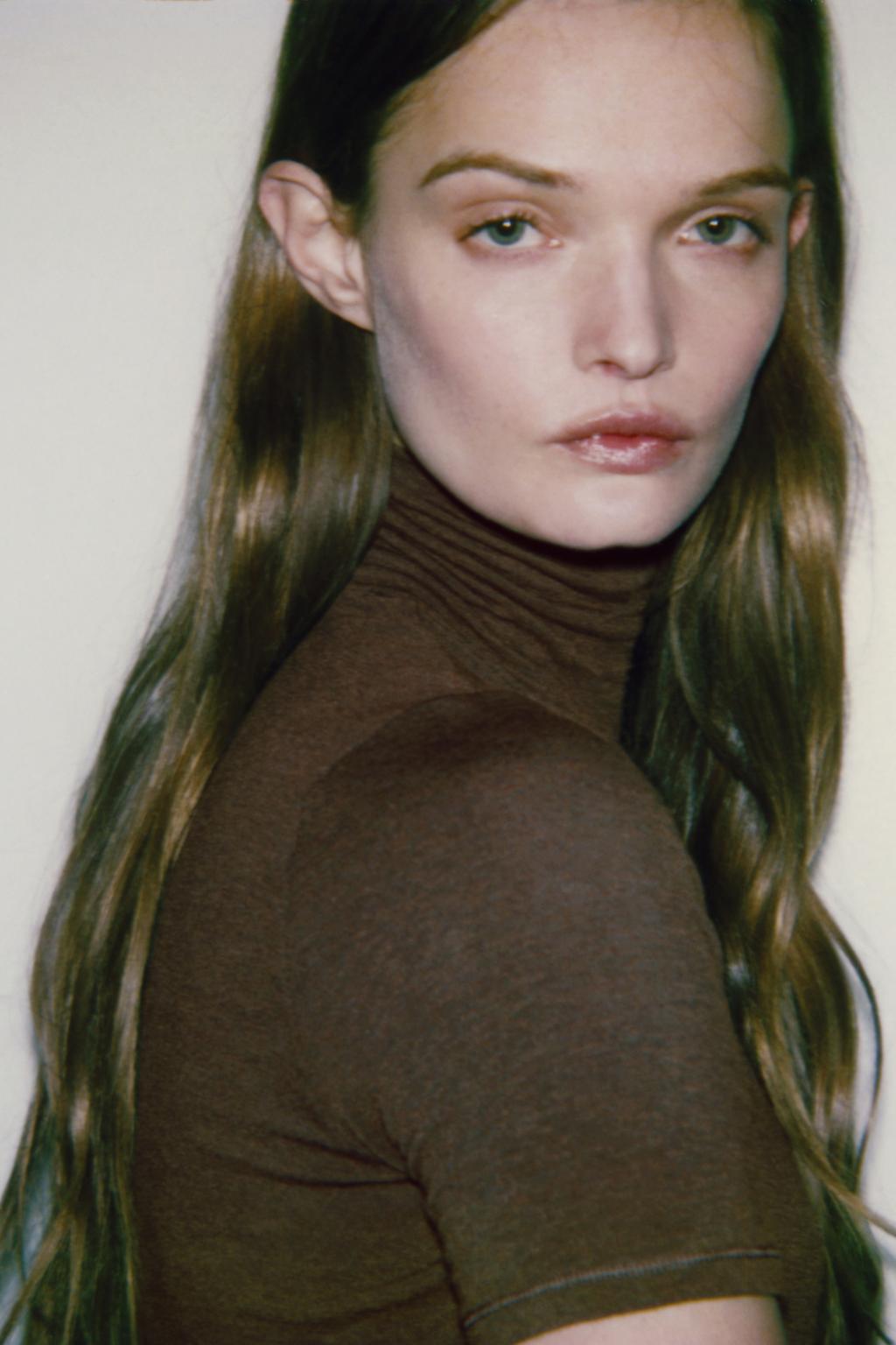 ФУТБОЛКА С АСИММЕТРИЧНЫМ ВЫСОКИМ ВОРОТНИКОМ