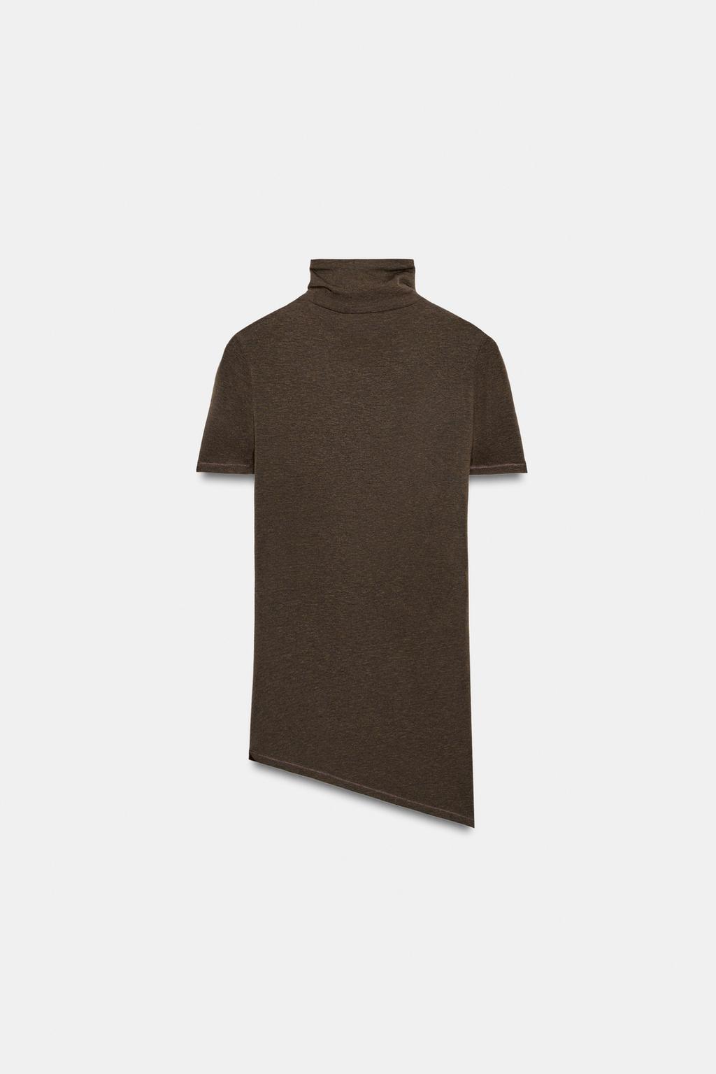 ФУТБОЛКА С АСИММЕТРИЧНЫМ ВЫСОКИМ ВОРОТНИКОМ