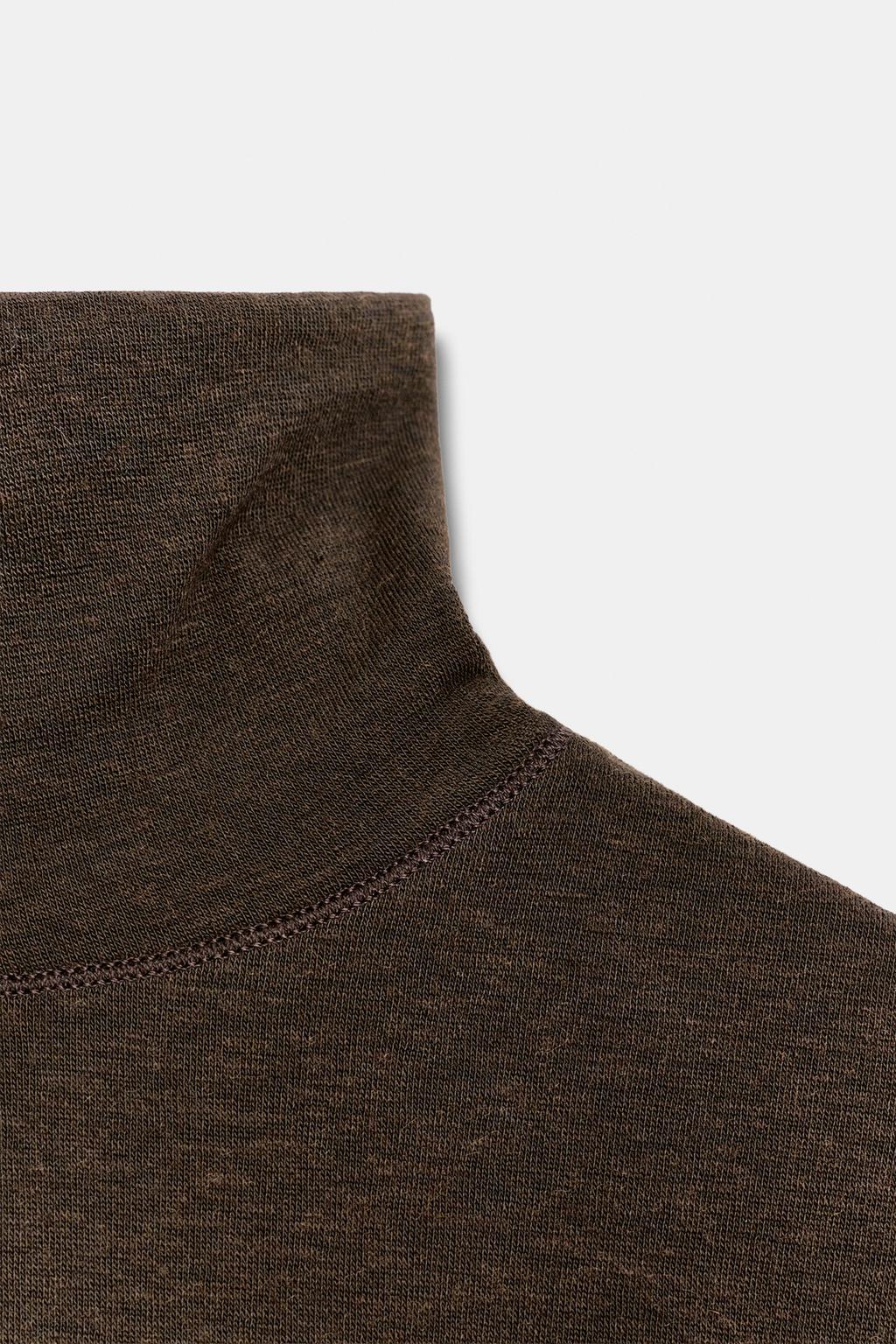 ФУТБОЛКА С АСИММЕТРИЧНЫМ ВЫСОКИМ ВОРОТНИКОМ