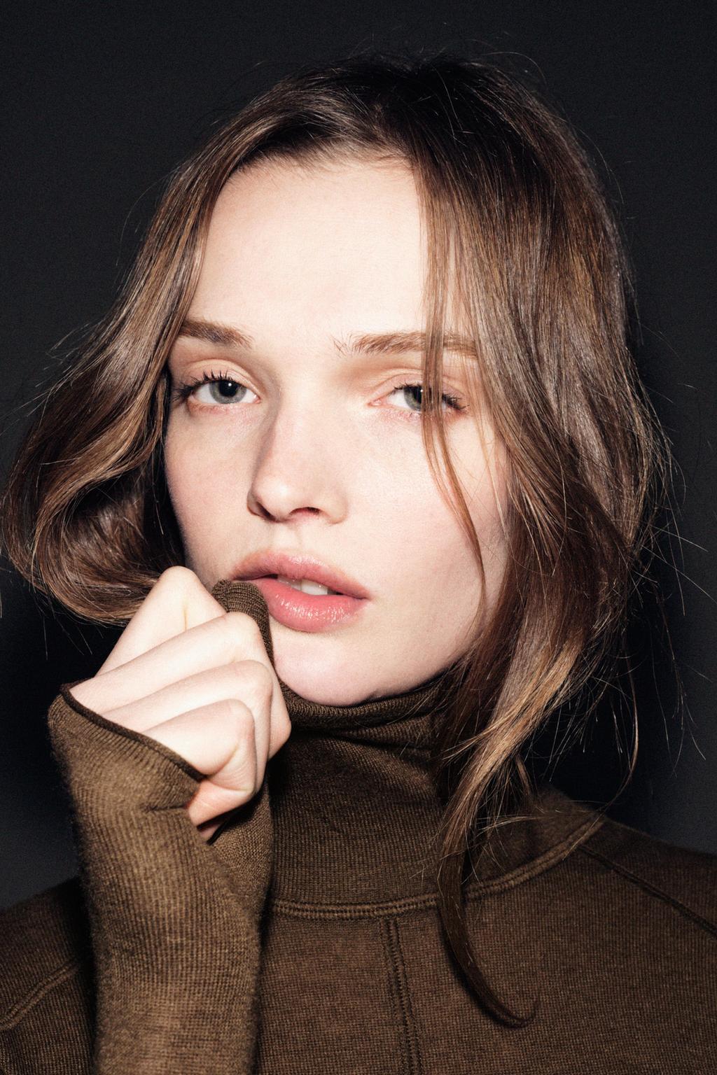 ВЯЗАНЫЙ СВИТЕР С ВЫСОКИМ ВОРОТНИКОМ ИЗ ШЕРСТИ