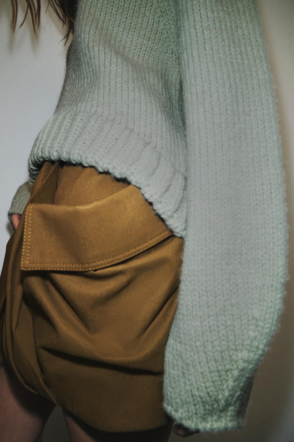 ТРИКОТАЖНЫЙ СВИТЕР С АСИММЕТРИЧНЫМ НИЗОМ