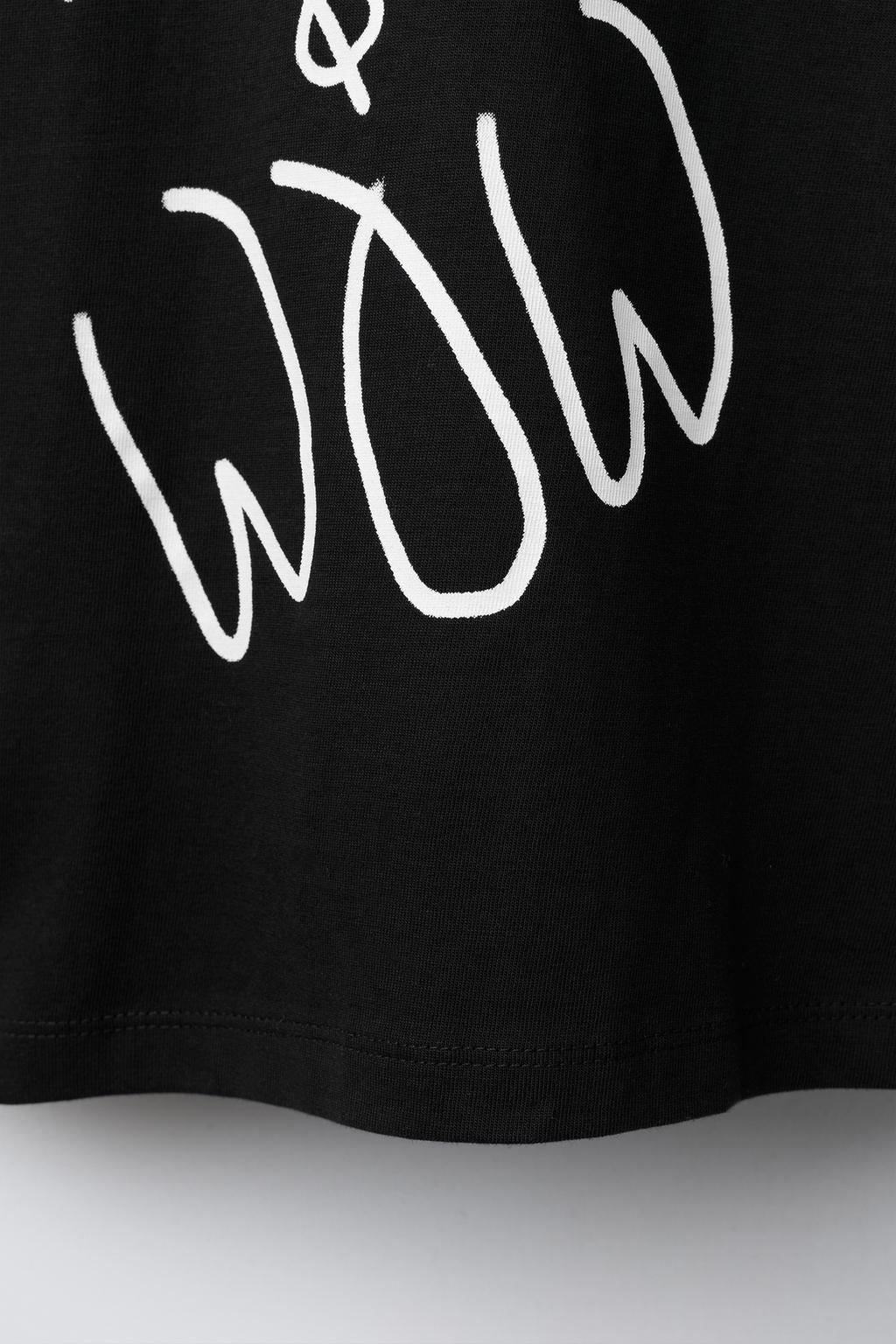 ФУТБОЛКА С ТЕКСТОМ ГРАФФИТИ