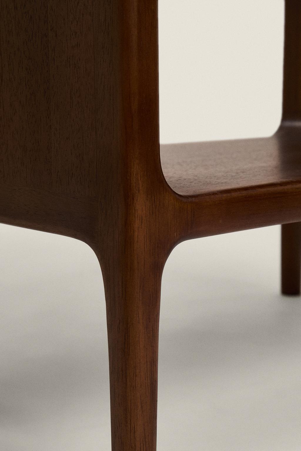 Темная деревянная отдельная предметная мебель