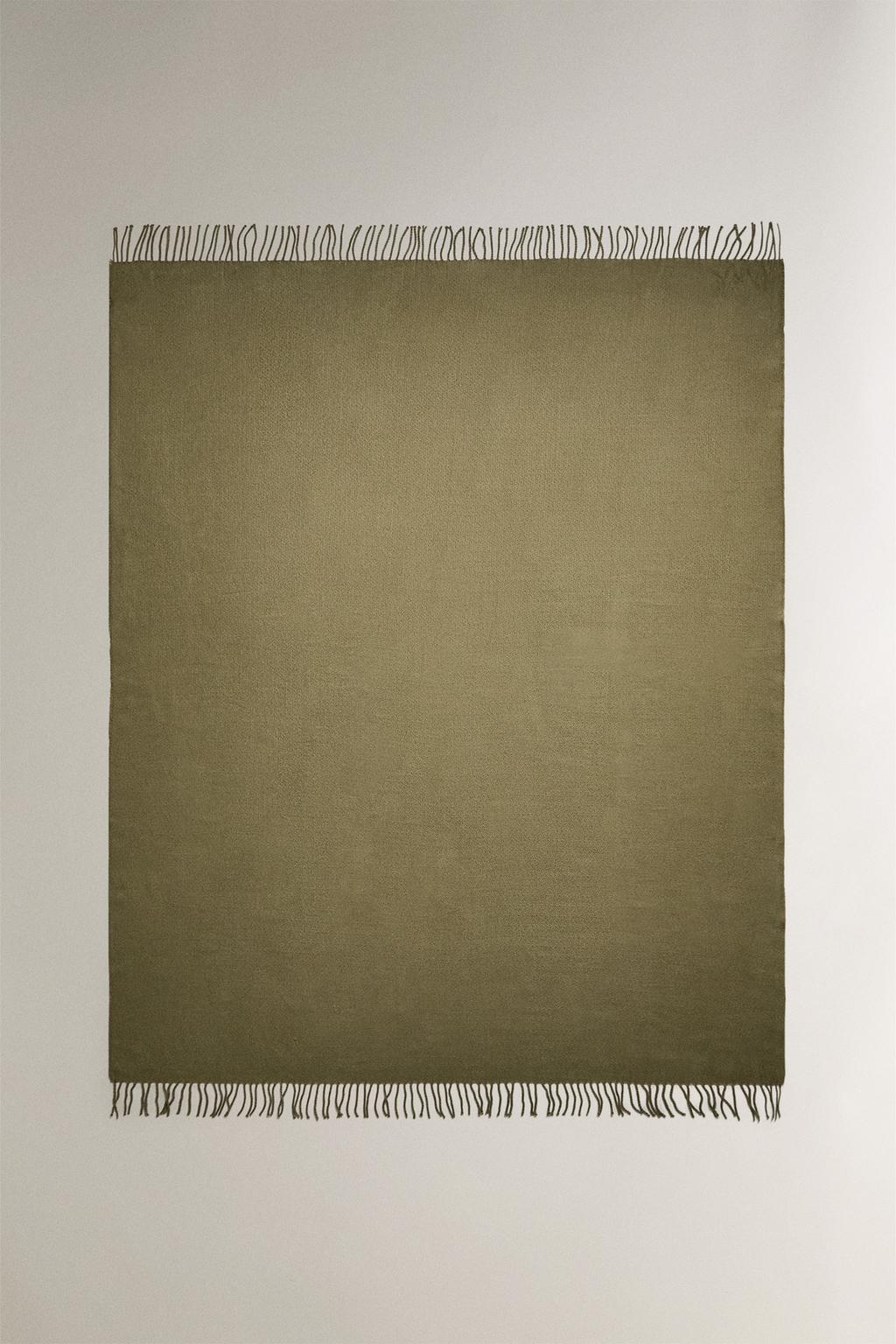 Плед с бахромой и декоративной отделкой