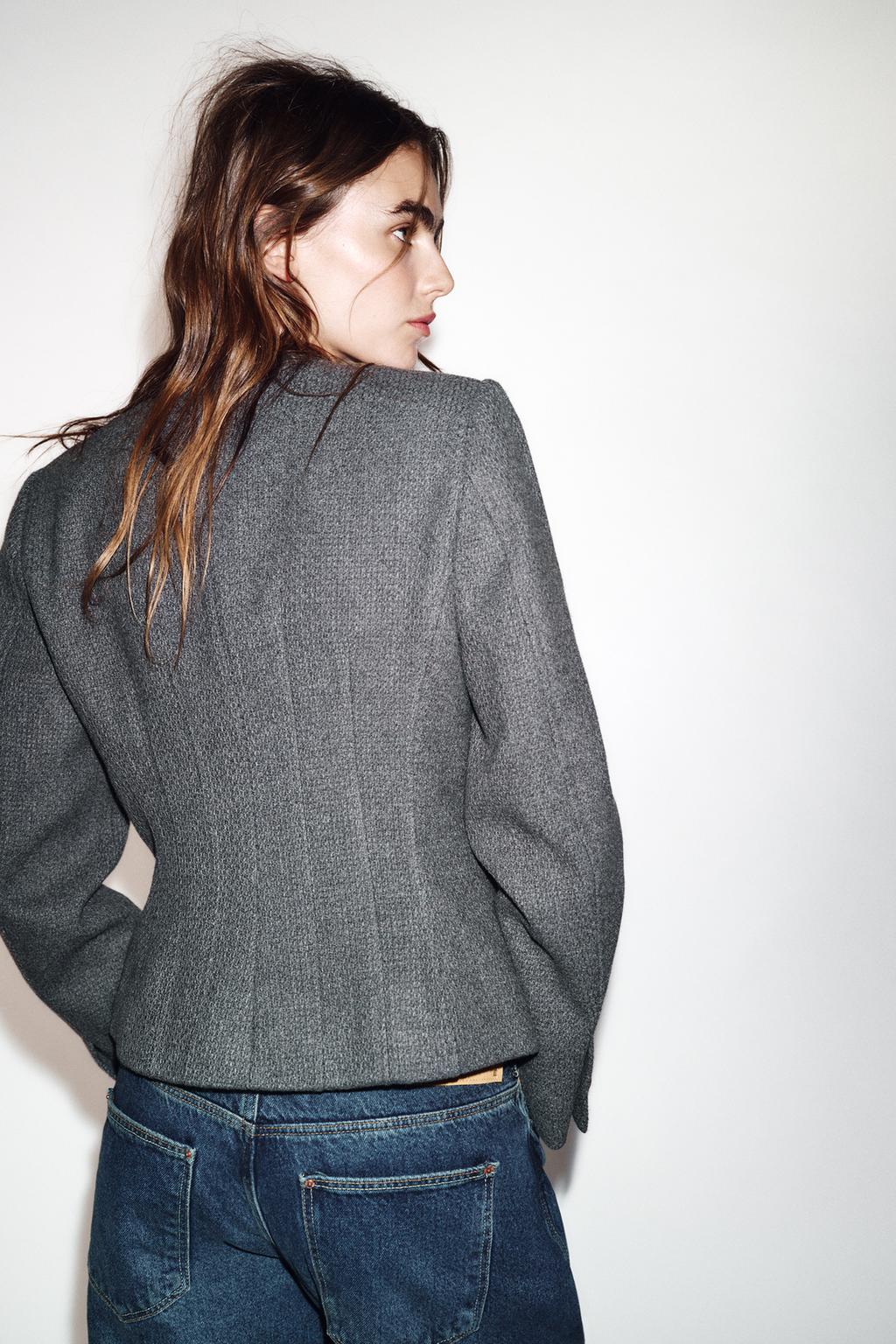 БЛЕЙЗЕР ОБЛЕГАЮЩЕГО КРОЯ С КРУГЛЫМ ВЫРЕЗОМ