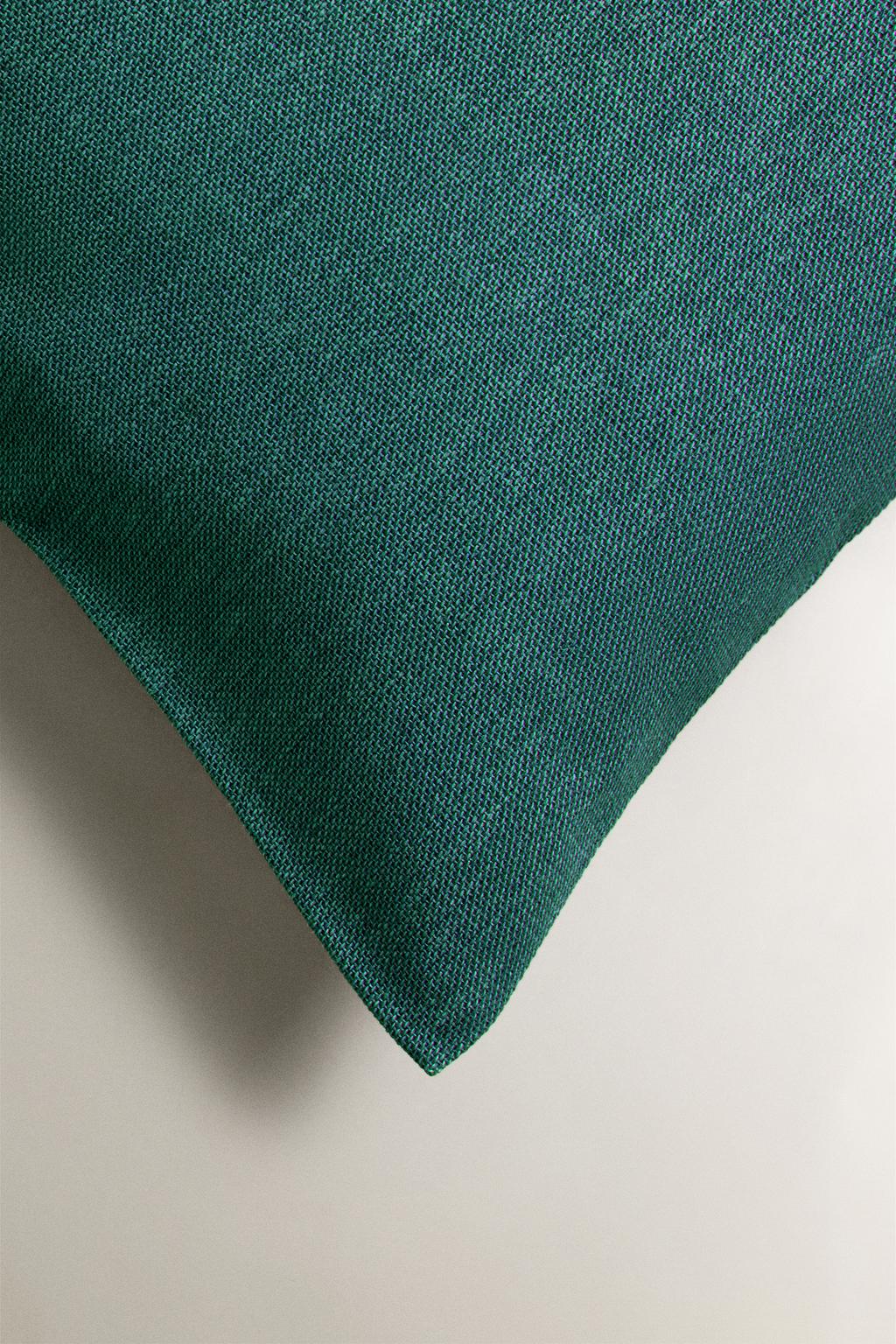 Чехол для подушки в однотонном стиле