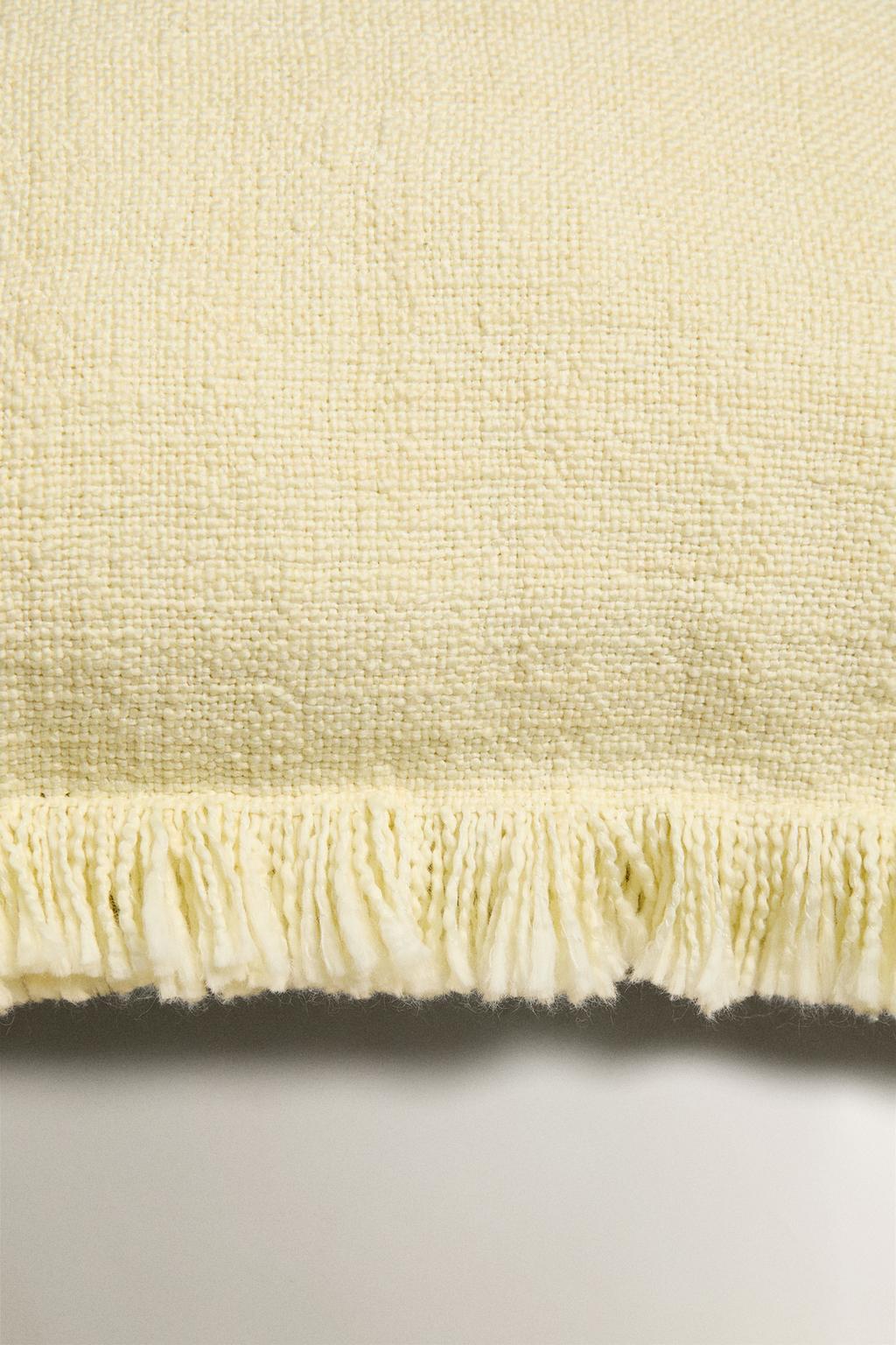 Чехол для подушки с бахромой