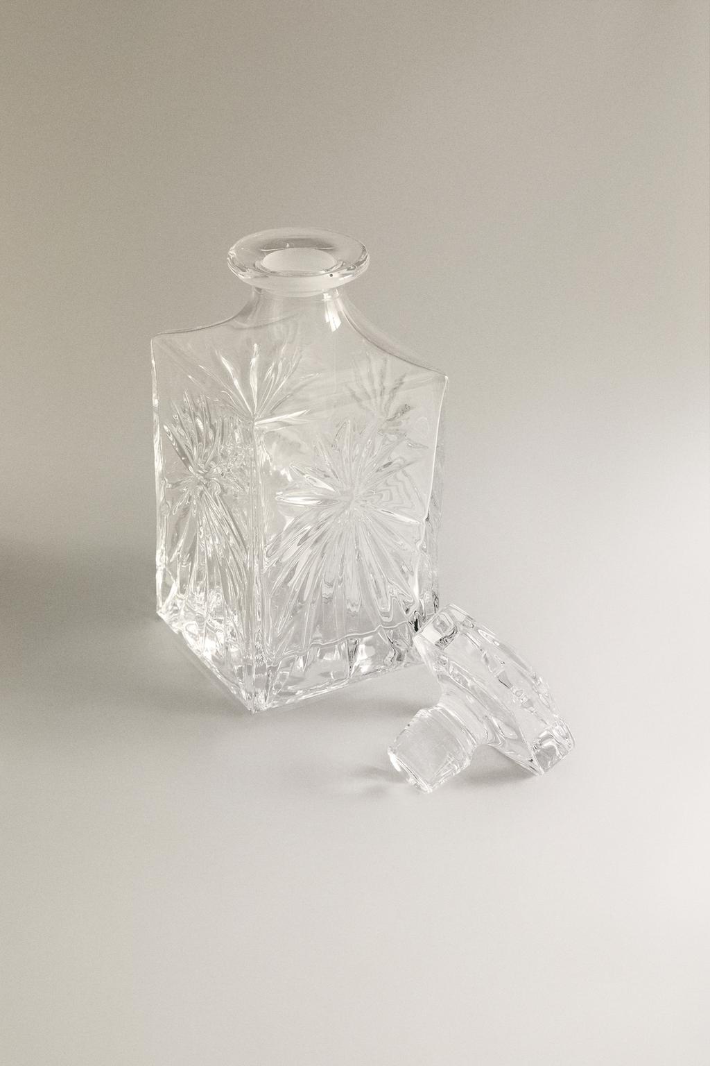 Кристаллическая бутылка с рельефным дизайном