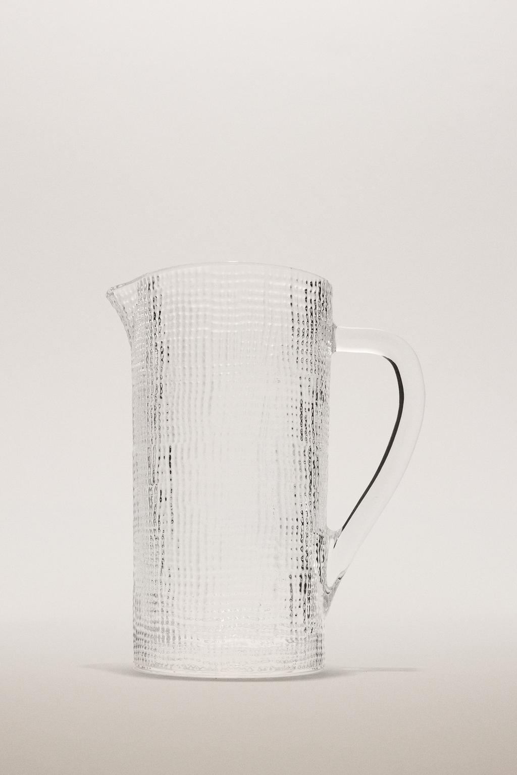 Кувшин с узором из стекла