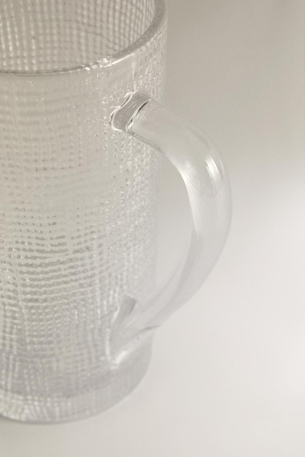 Кувшин с узором из стекла