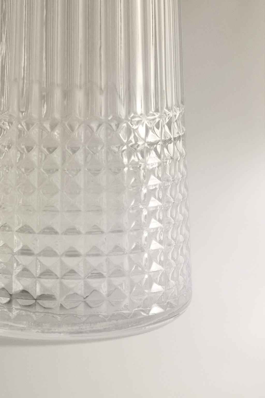 Стеклянная бутылка с рельефным дизайном