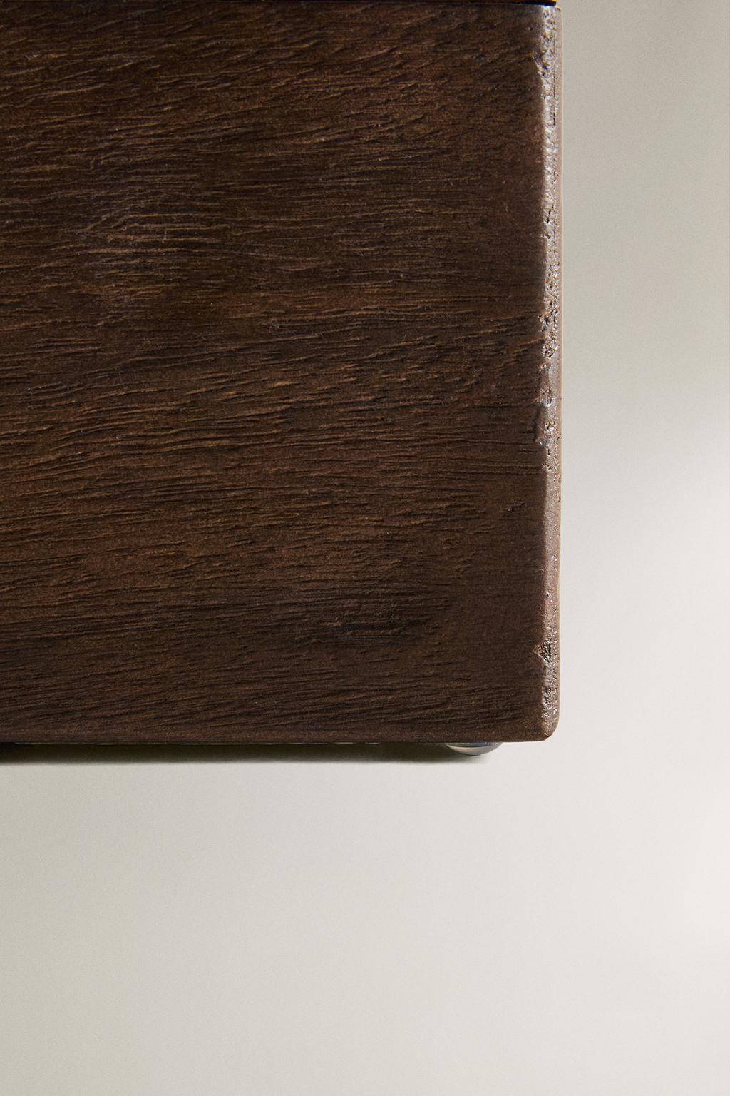 Маленькая деревянная коробка с крышкой