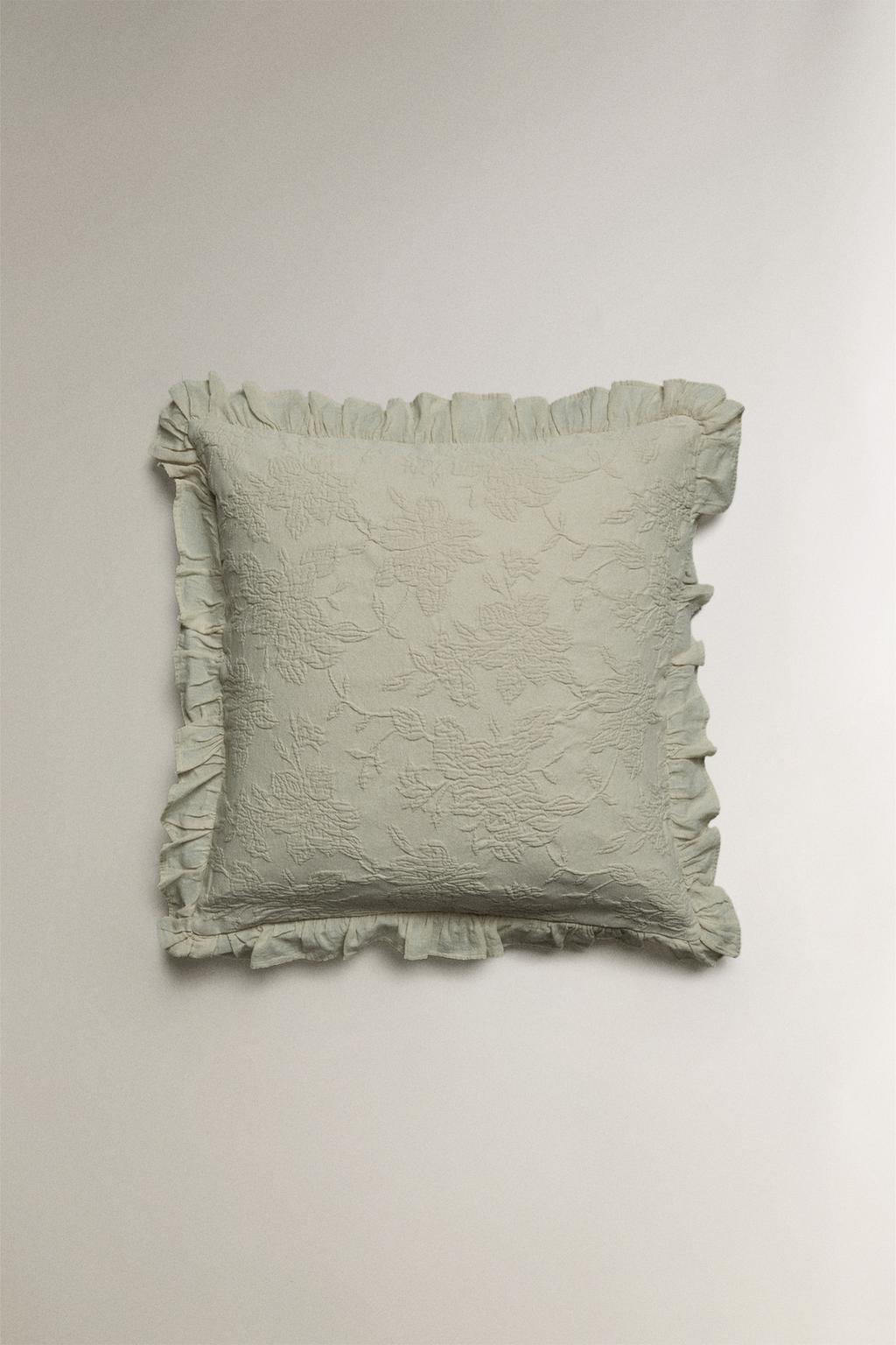 Чехол для подушки из джаккарда с оборками