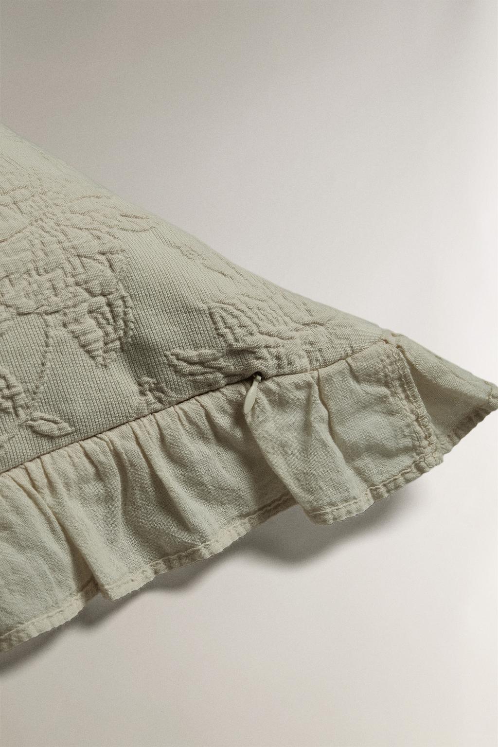 Чехол для подушки из джаккарда с оборками