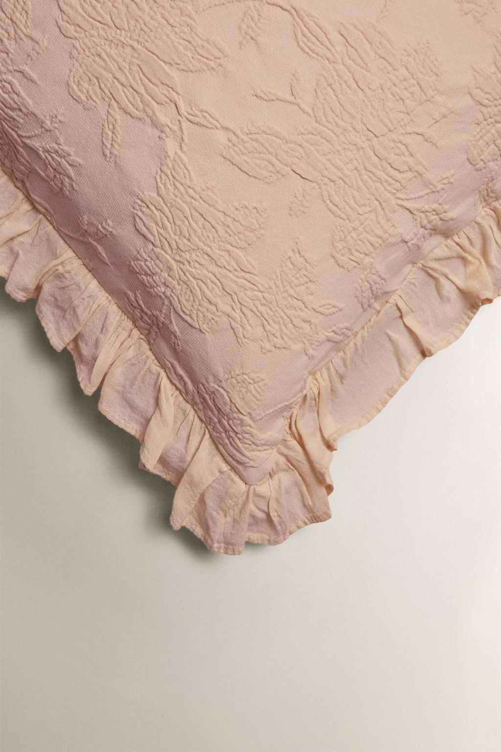 Чехол для подушки из жаккарда с оборками