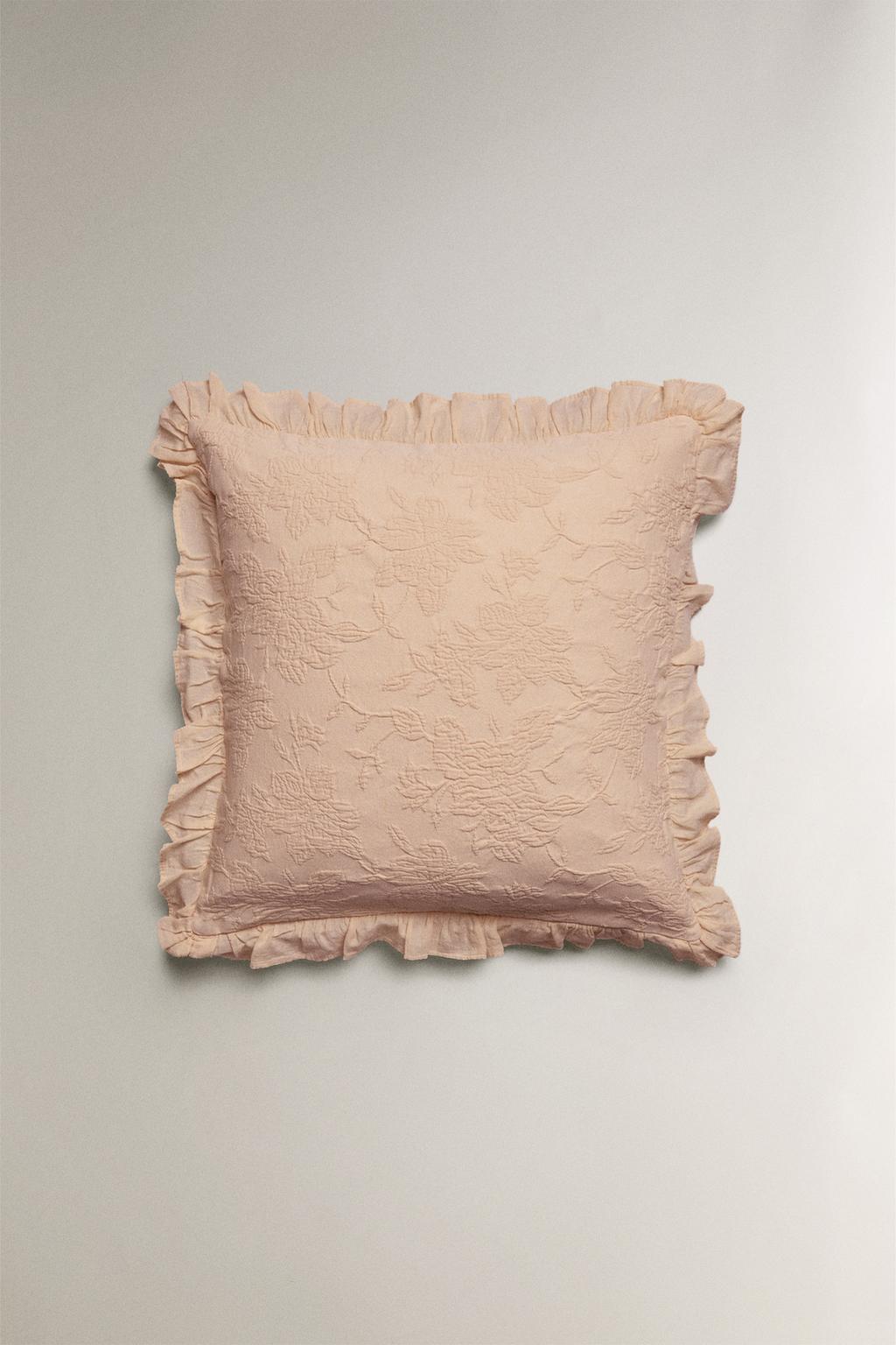 Чехол для подушки из жаккарда с оборками