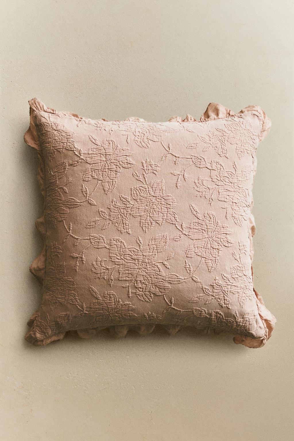 Чехол для подушки из жаккарда с оборками