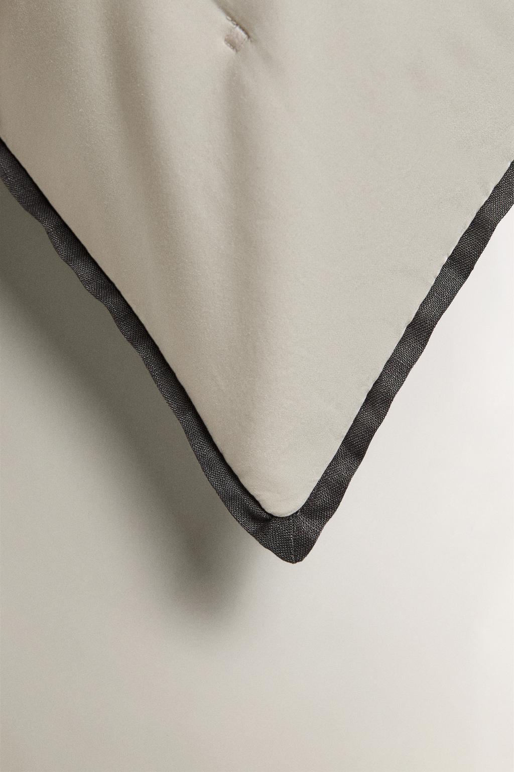 Наволочка из льна и атласа с точками