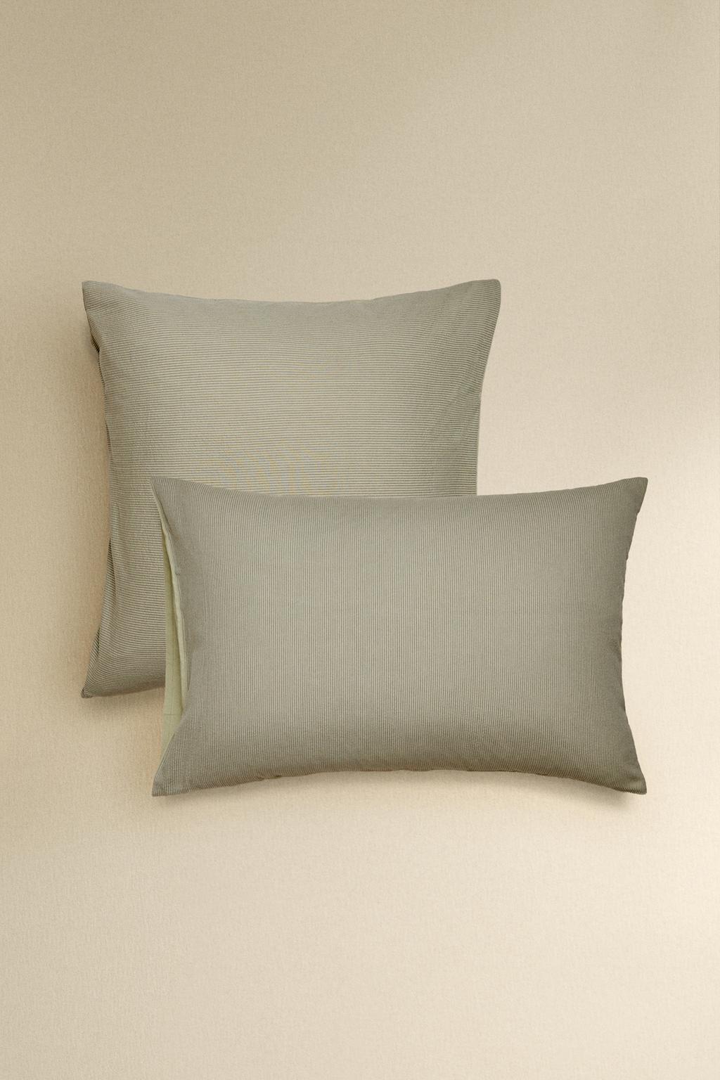 Подушка из хлопкового секрюсекера в полоску