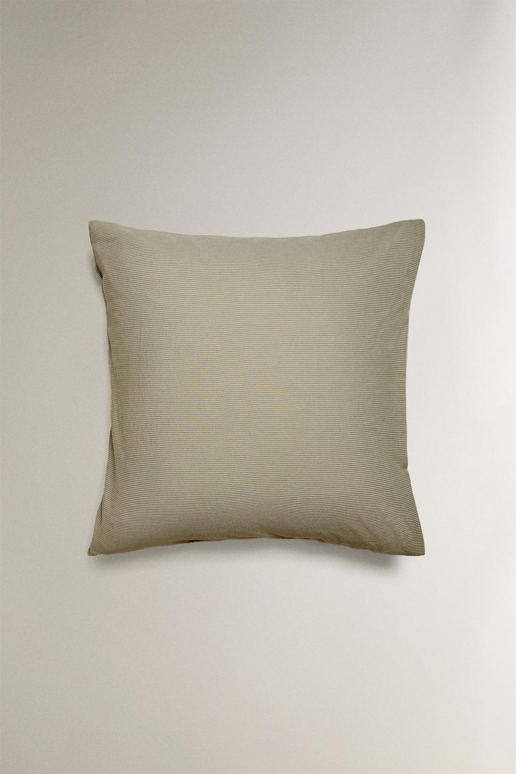 Подушка из хлопкового секрюсекера в полоску