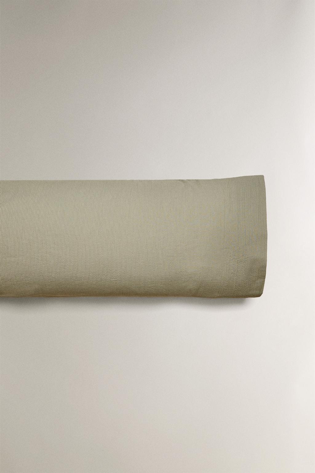 Подушка из хлопкового секрюсекера в полоску