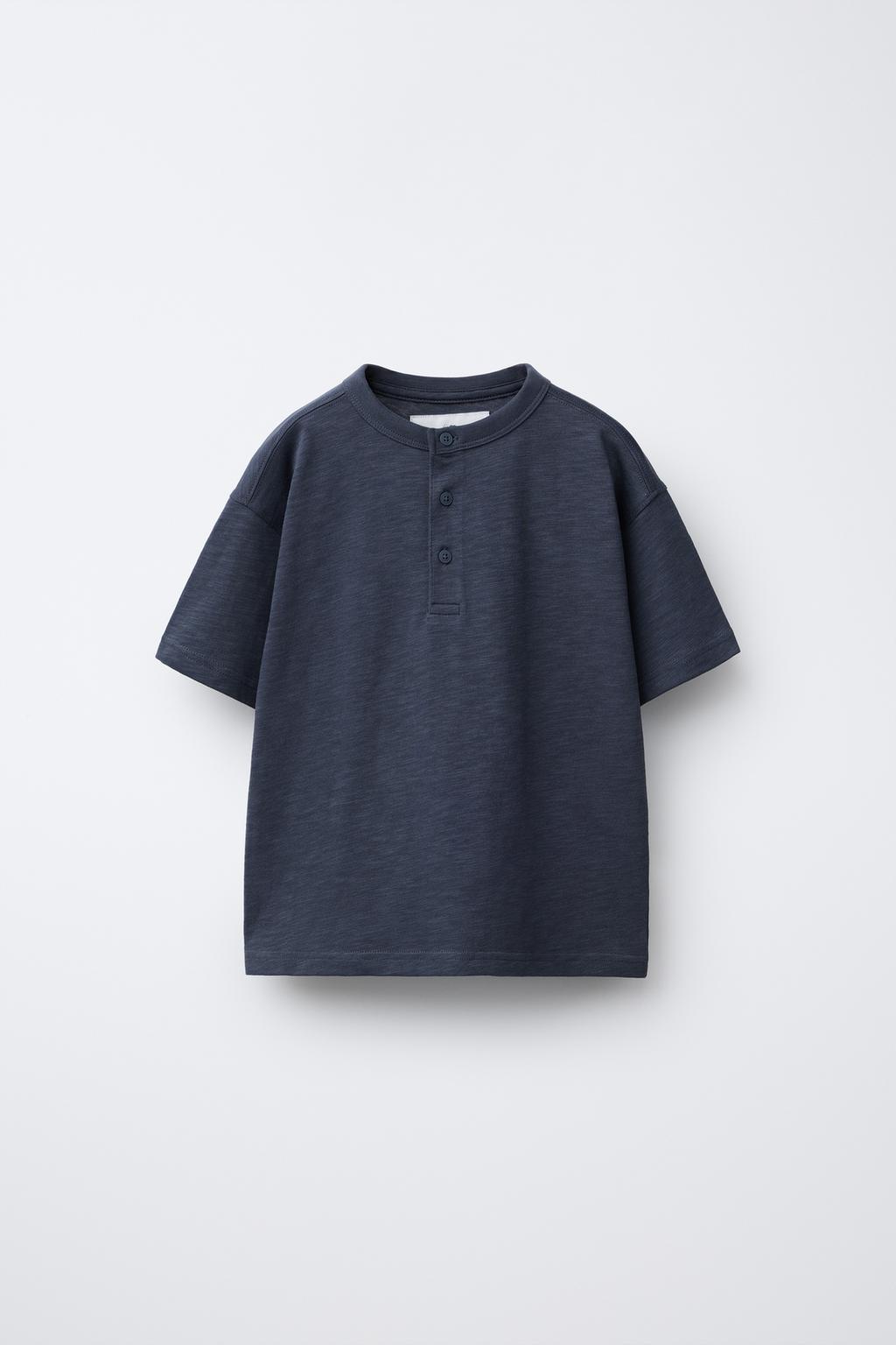 ОДНОТОННАЯ ФУТБОЛКА С ВОРОТНИКОМ НА ПУГОВИЦАХ