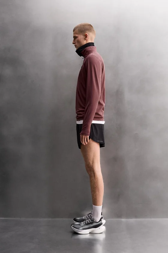 ТОЛСТОВКА С ВОРОТНИКОМ НА МОЛНИИ И КОМБИНИРОВАННЫМ КАРМАНОМ