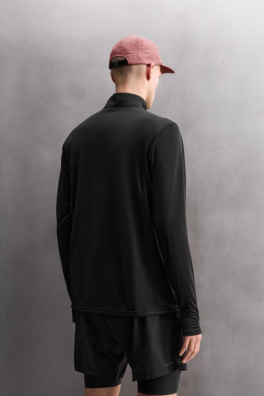 ТОЛСТОВКА С ВОРОТНИКОМ НА МОЛНИИ И КОМБИНИРОВАННЫМ КАРМАНОМ