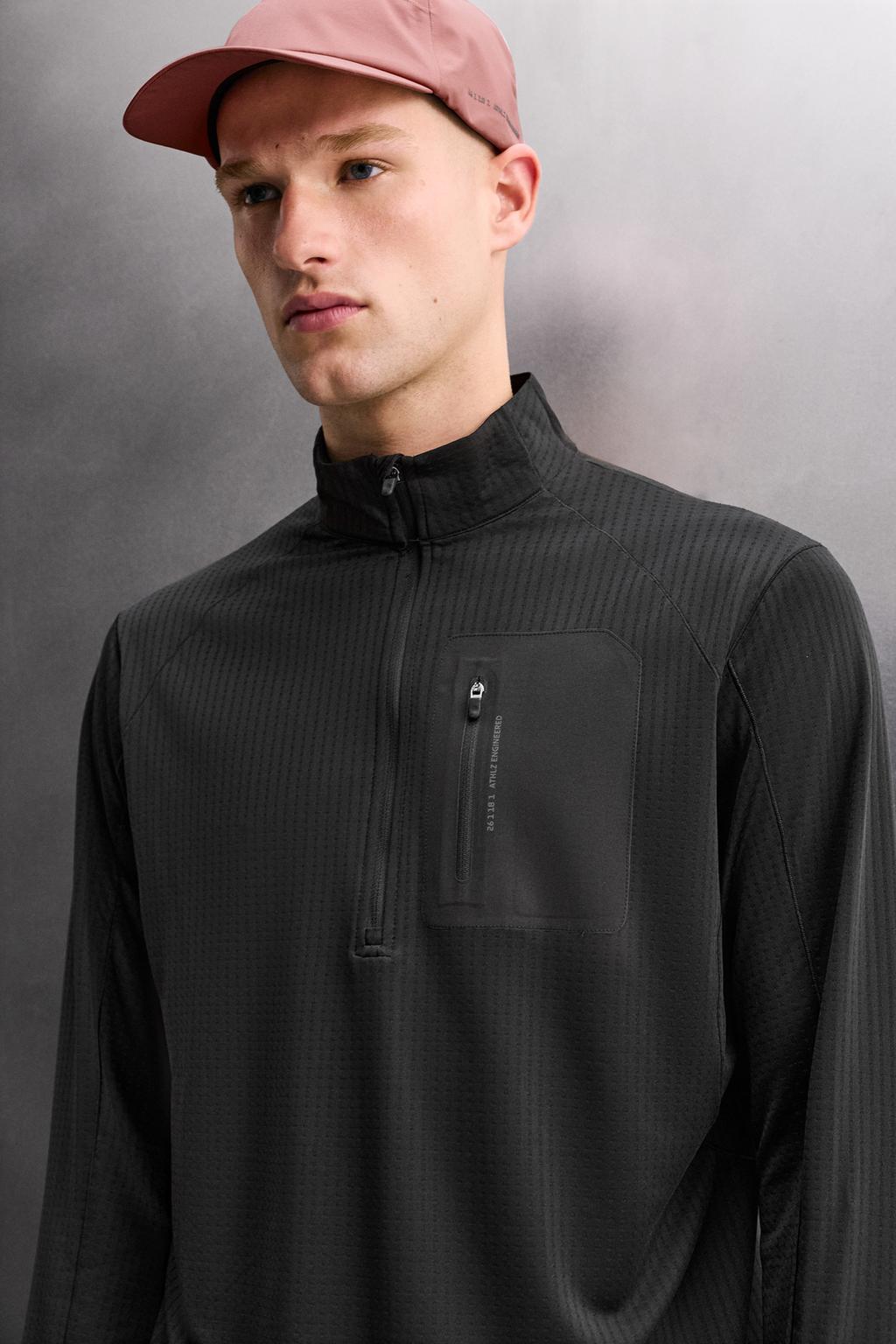 ТОЛСТОВКА С ВОРОТНИКОМ НА МОЛНИИ И КОМБИНИРОВАННЫМ КАРМАНОМ