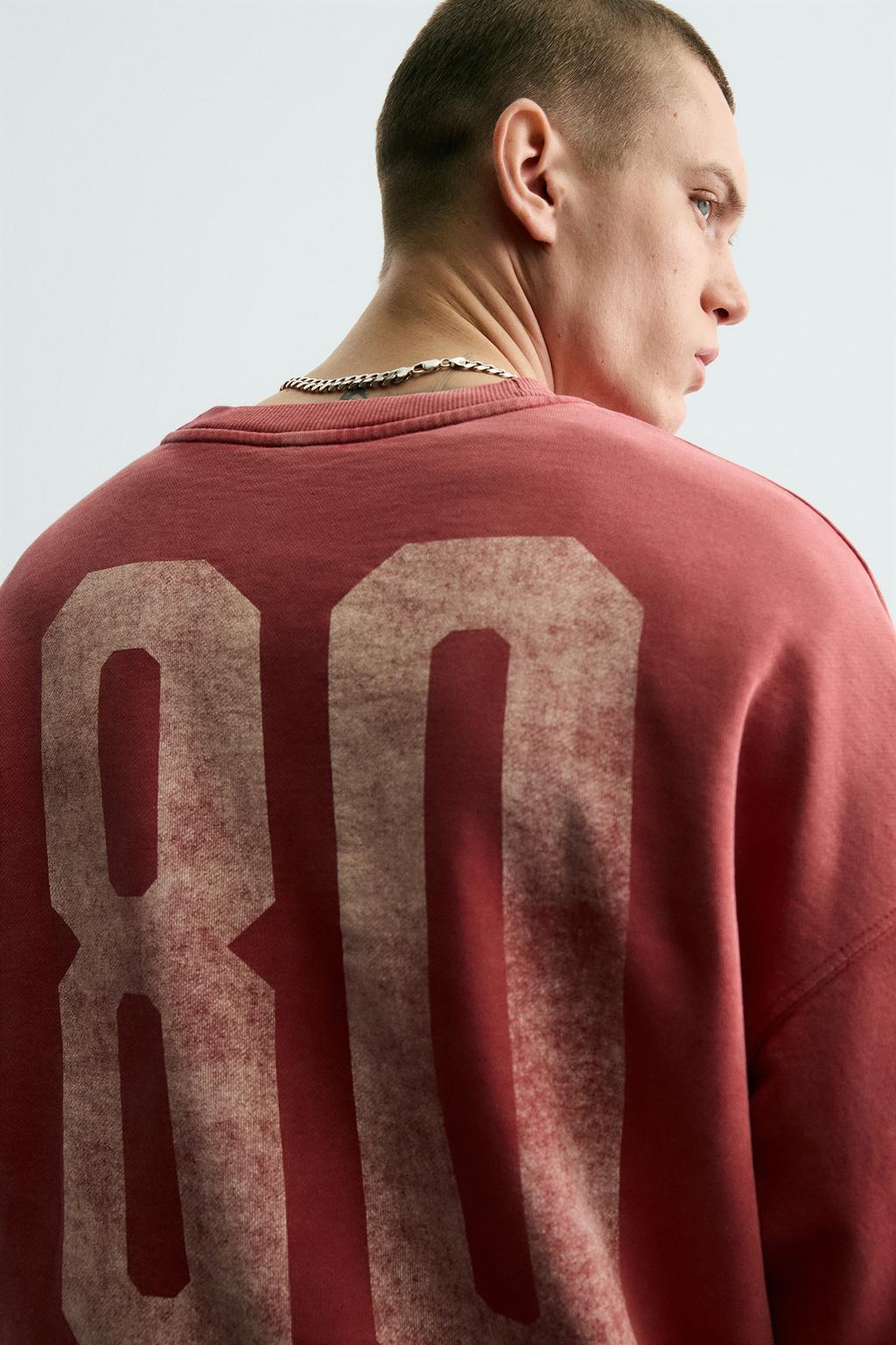 ТОЛСТОВКА С ЭФФЕКТОМ ПОТЕРТОСТИ И КОНТРАСТНЫМ ПРИНТОМ