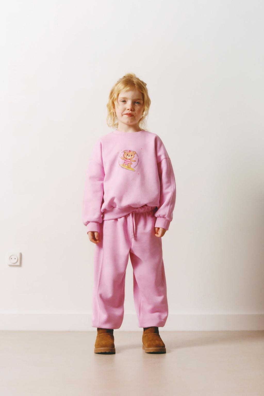 ДЖОГГЕРЫ ИЗ МЯГКОЙ ТКАНИ С ЭТИКЕТКОЙ