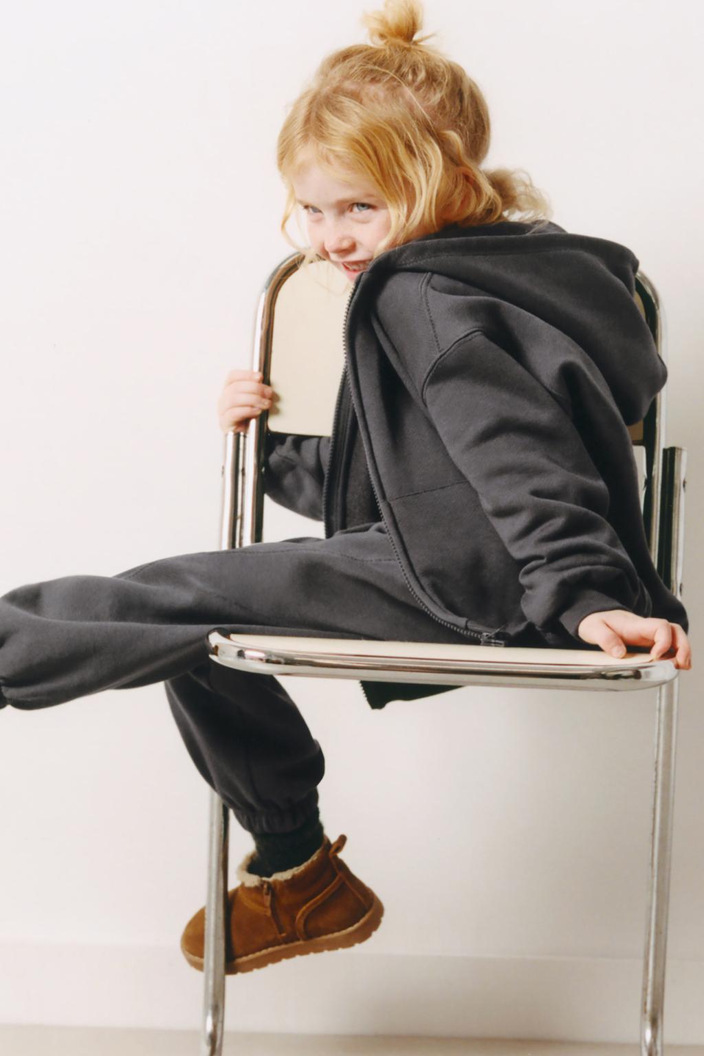 ТОЛСТОВКА НА МОЛНИИ С КАПЮШОНОМ