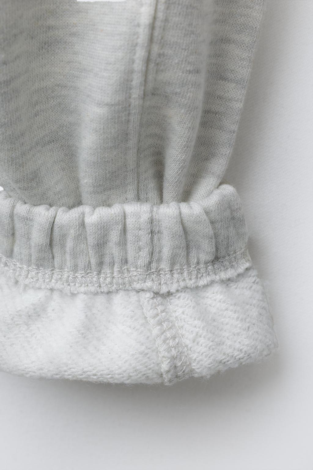 ДЖОГГЕРЫ ИЗ МЯГКОЙ ТКАНИ С ЭТИКЕТКОЙ