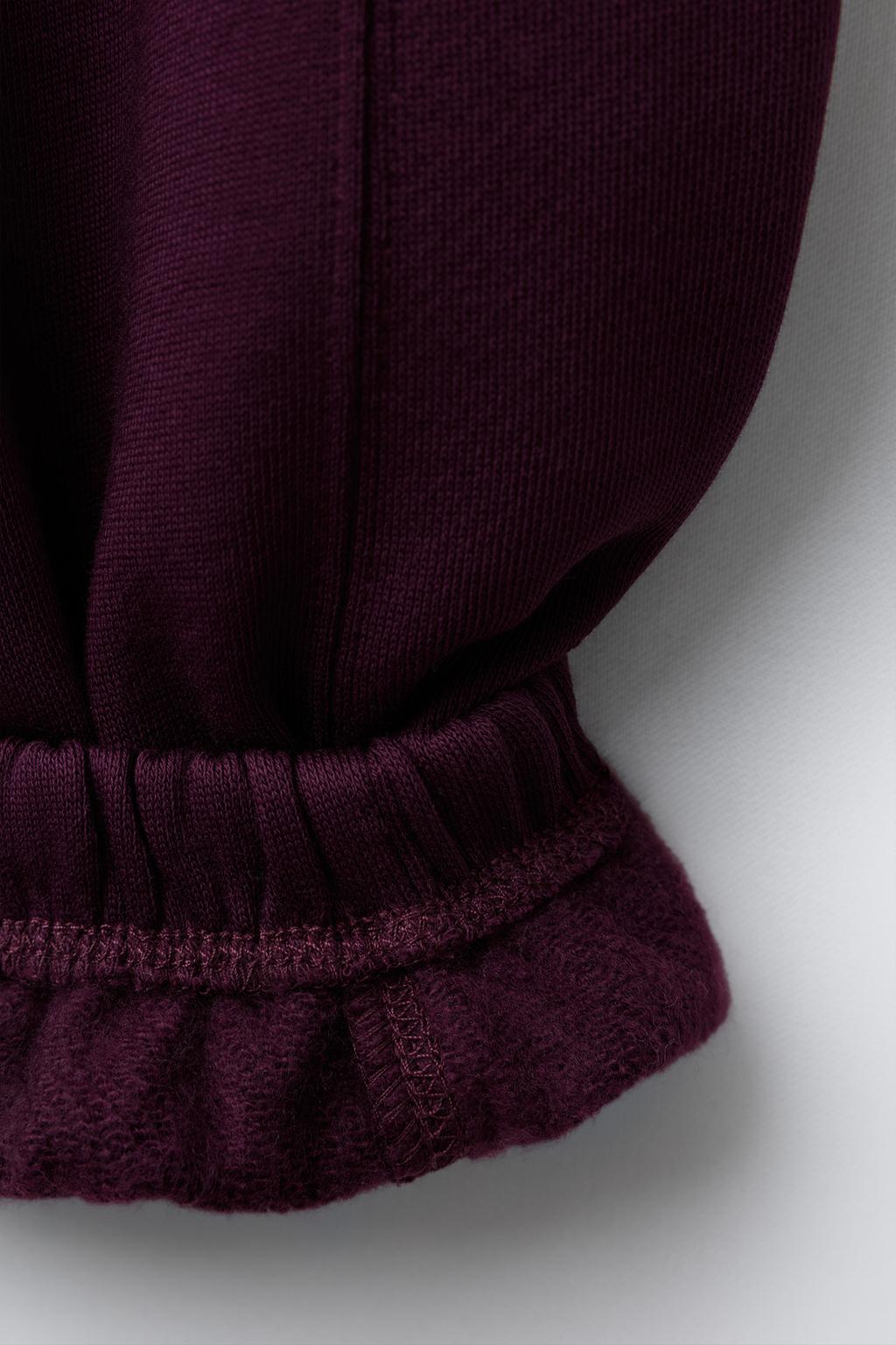 ДЖОГГЕРЫ ИЗ МЯГКОЙ ТКАНИ С ЭТИКЕТКОЙ