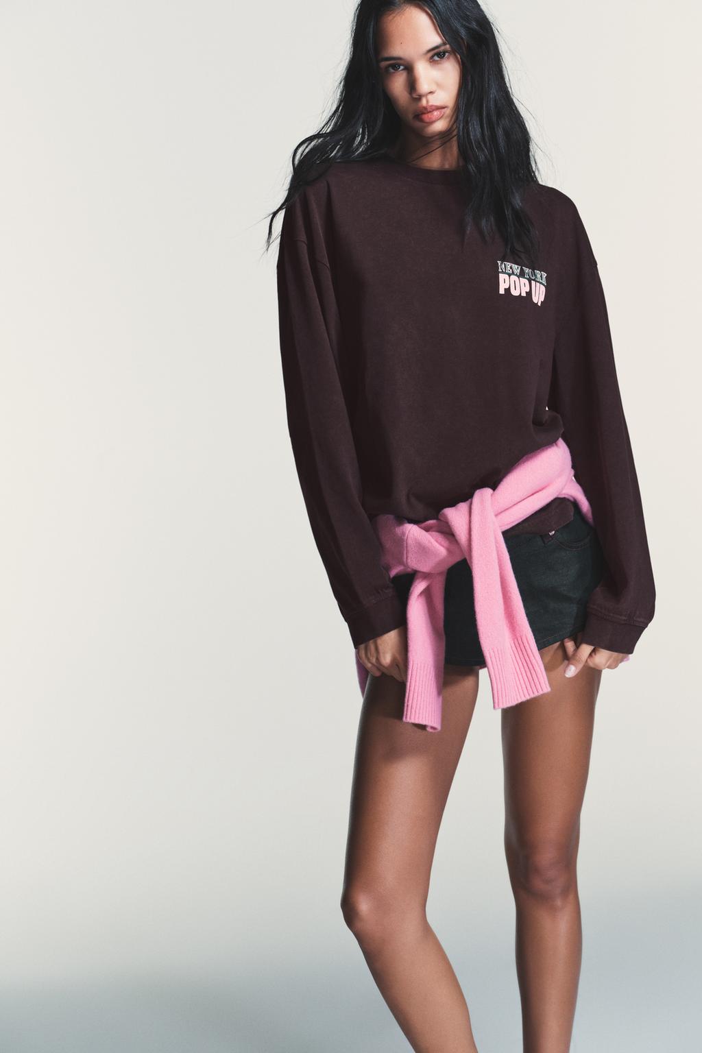 ФУТБОЛКА С ЭФФЕКТОМ ПОТЕРТОСТИ И КОНТРАСТНЫМ ТЕКСТОМ