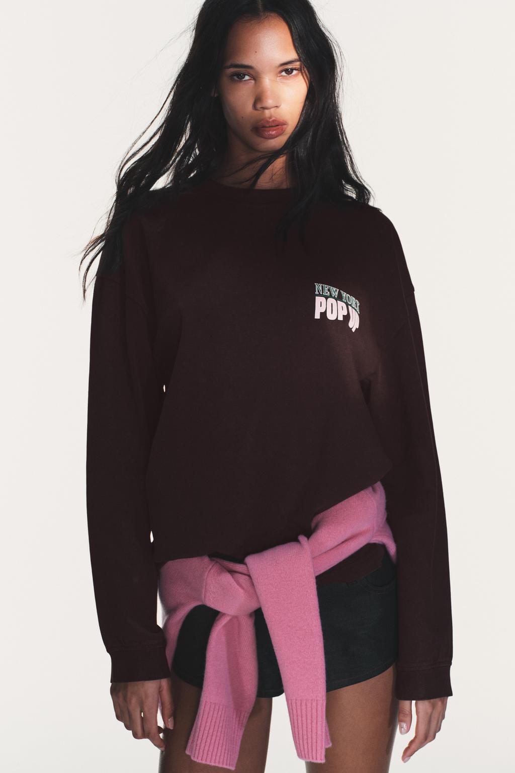 ФУТБОЛКА С ЭФФЕКТОМ ПОТЕРТОСТИ И КОНТРАСТНЫМ ТЕКСТОМ