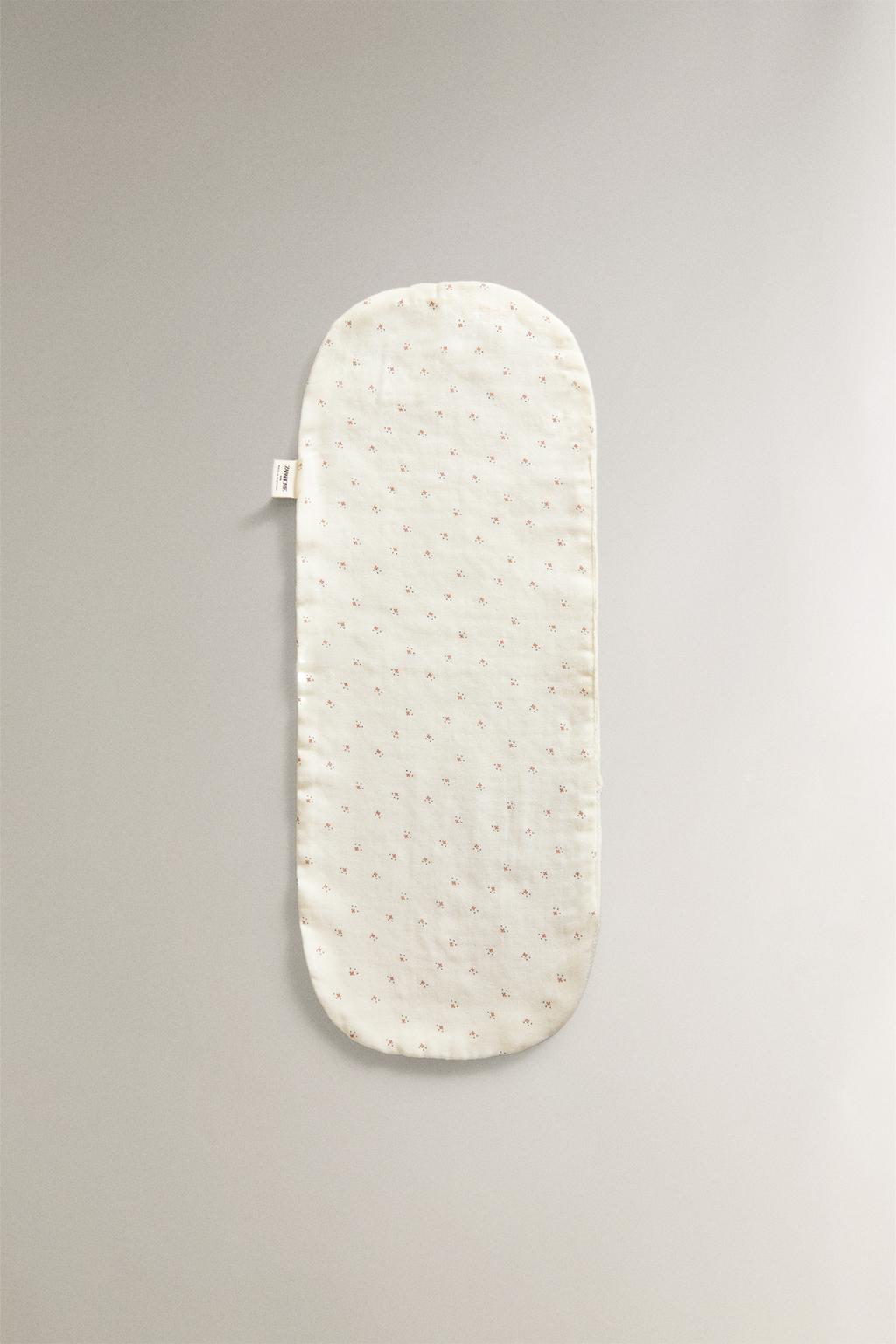 Детский плечевой слюнявчик с цветочным узором