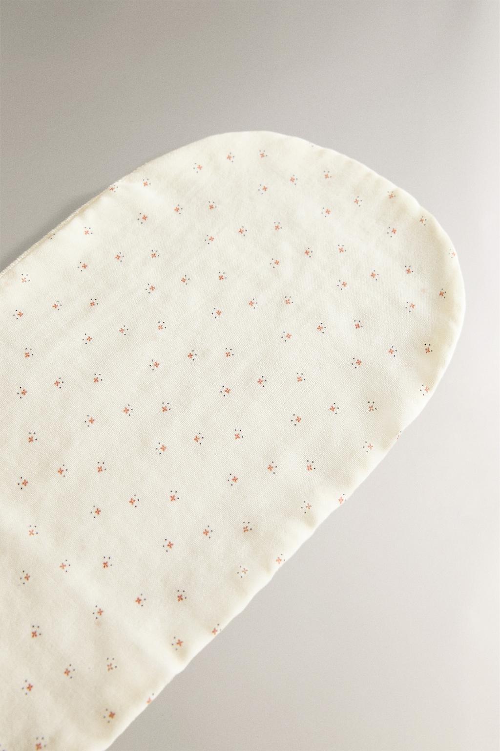 Детский плечевой слюнявчик с цветочным узором