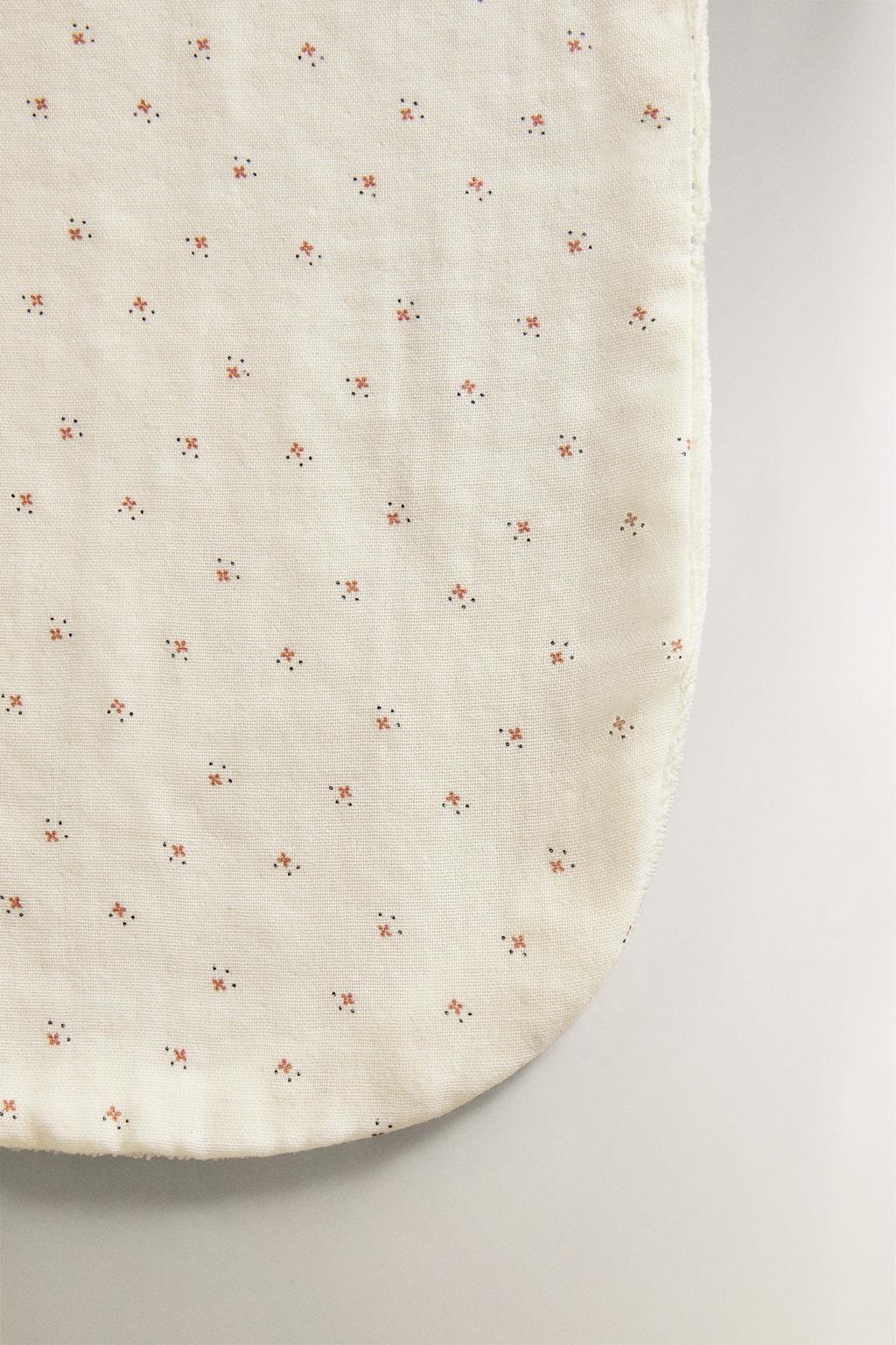 Детский плечевой слюнявчик с цветочным узором