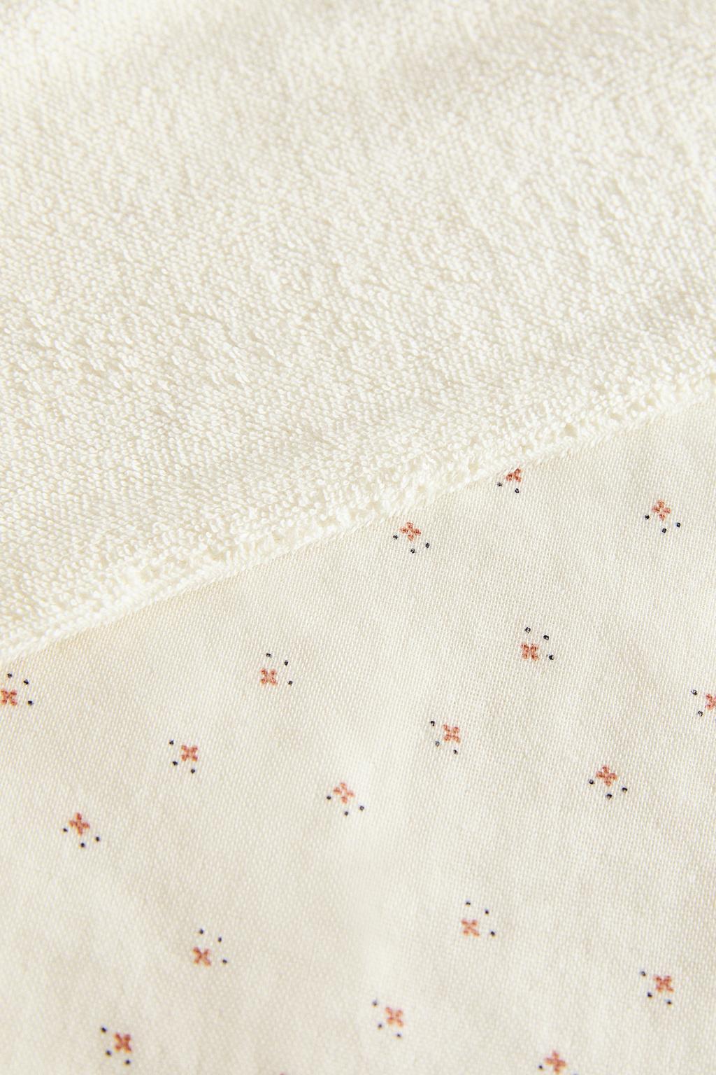 Детский плечевой слюнявчик с цветочным узором