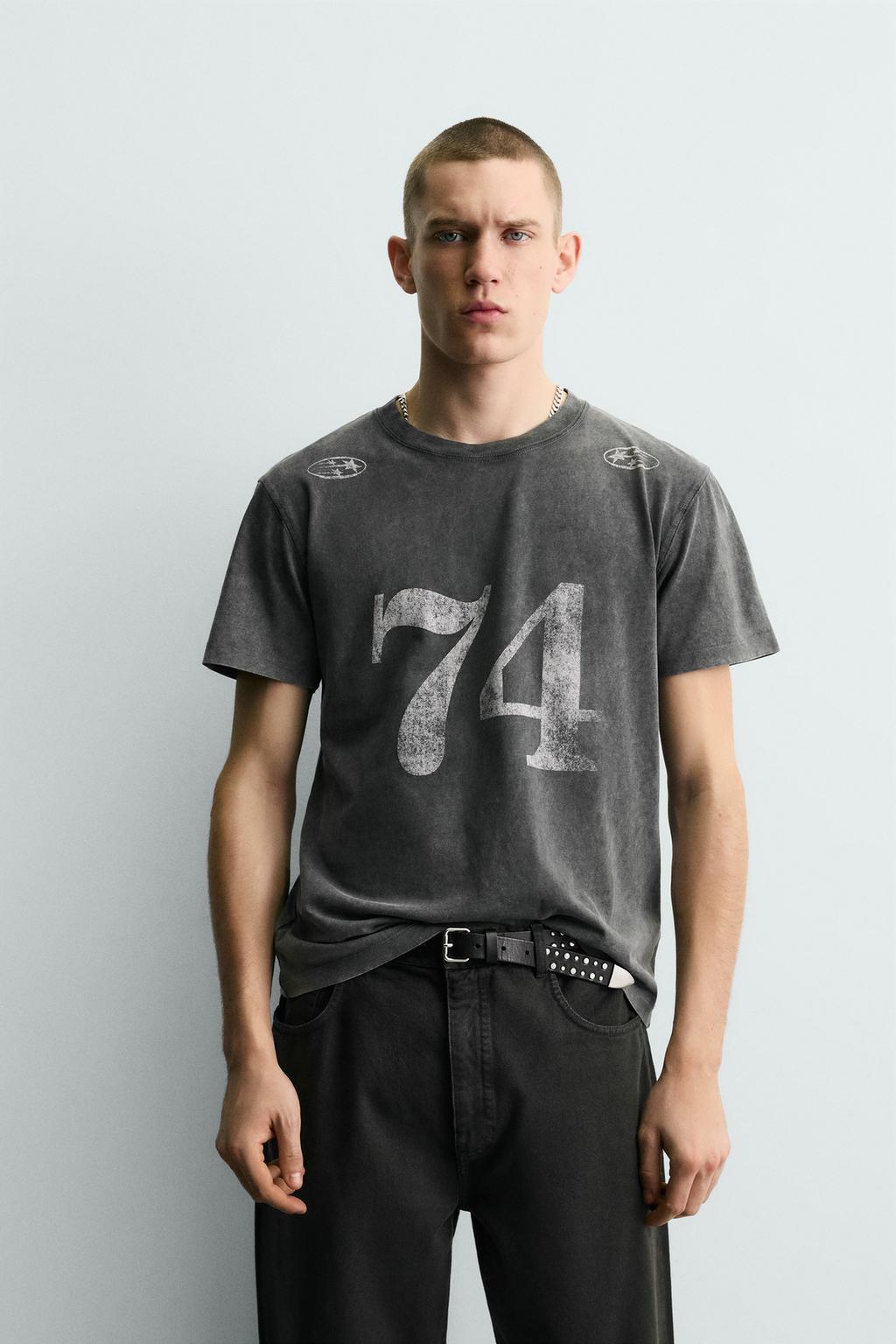 ФУТБОЛКА С КОНТРАСТНЫМ ПРИНТОМ И ЭФФЕКТОМ ПОТЕРТОСТИ